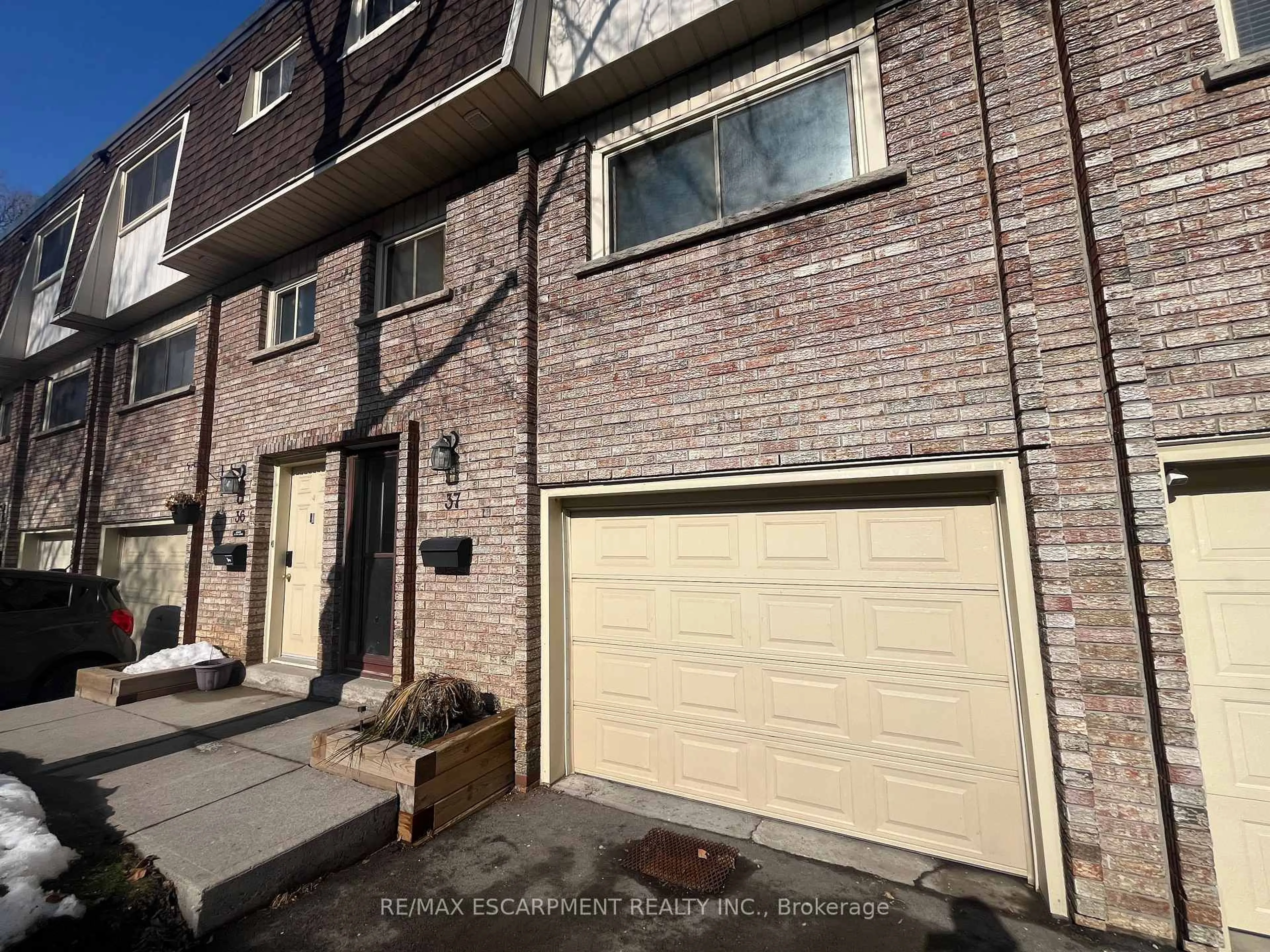Home with brick exterior material, street for 125 BONAVENTURE Dr #37, Hamilton Ontario L9C 5Y5