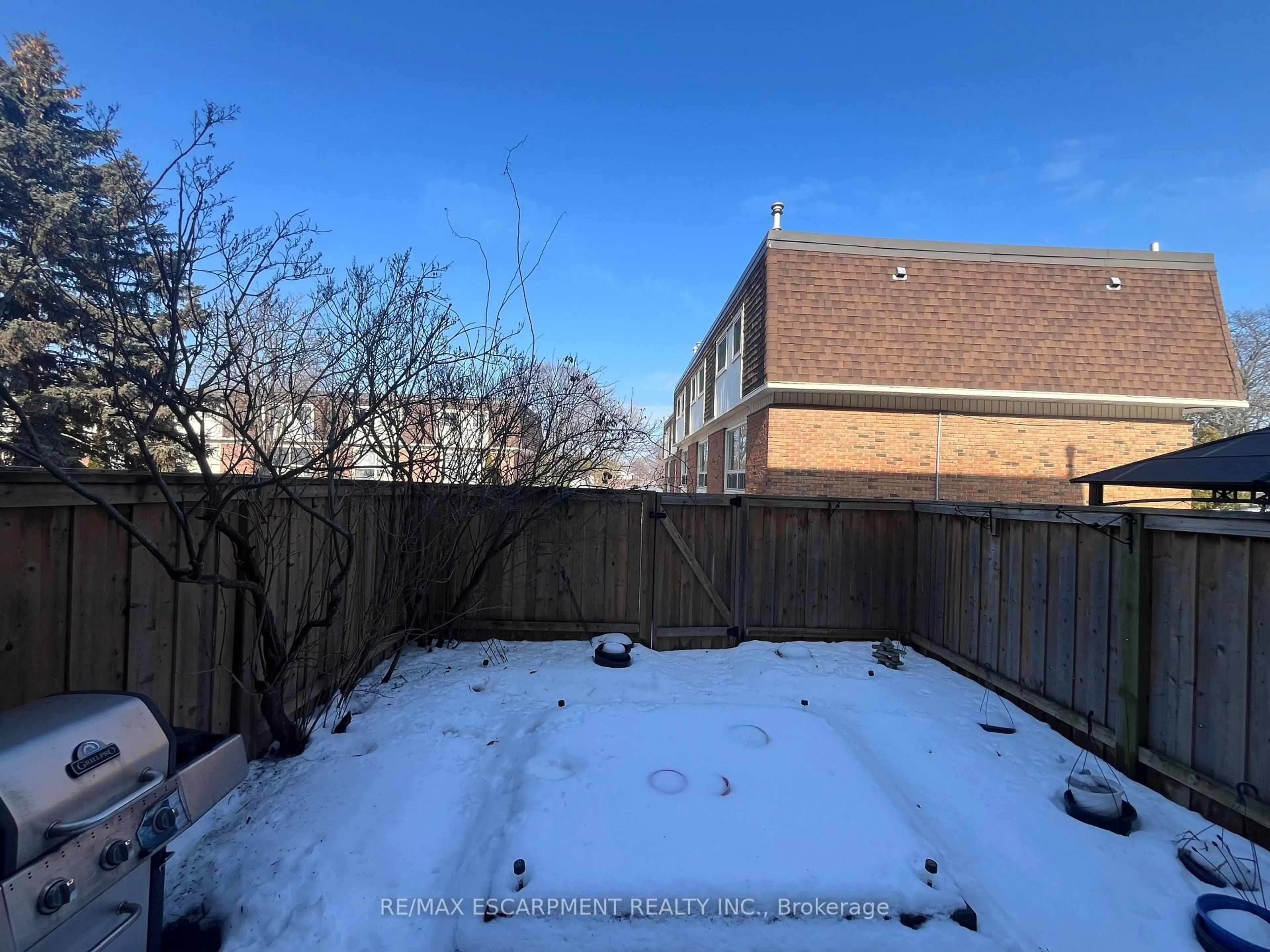 A pic from outside/outdoor area/front of a property/back of a property/a pic from drone, unknown for 125 BONAVENTURE Dr #37, Hamilton Ontario L9C 5Y5