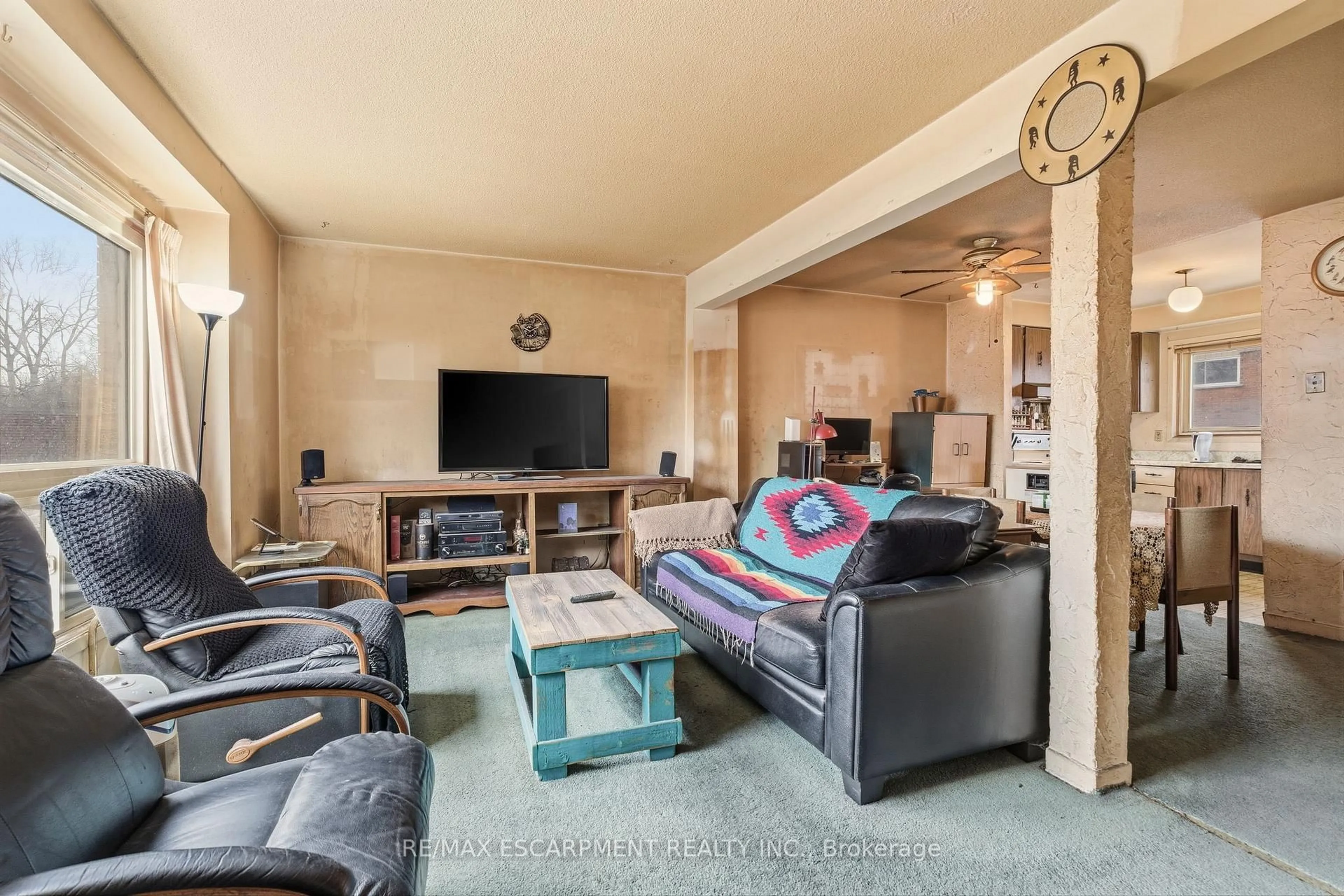Living room with furniture, unknown for 125 BONAVENTURE Dr #37, Hamilton Ontario L9C 5Y5