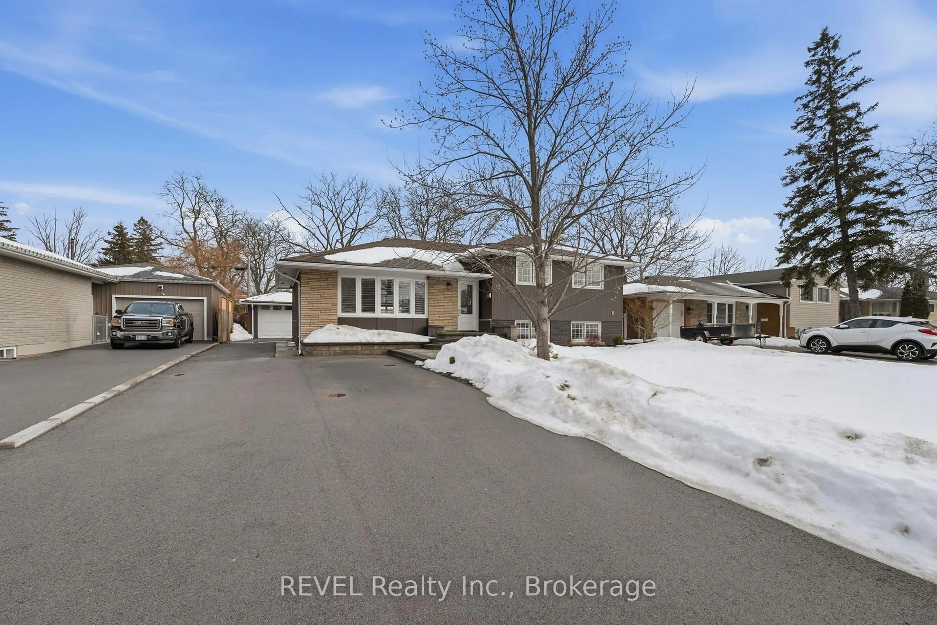 A pic from outside/outdoor area/front of a property/back of a property/a pic from drone, street for 13 Crestcombe Rd, St. Catharines Ontario L2S 2J5
