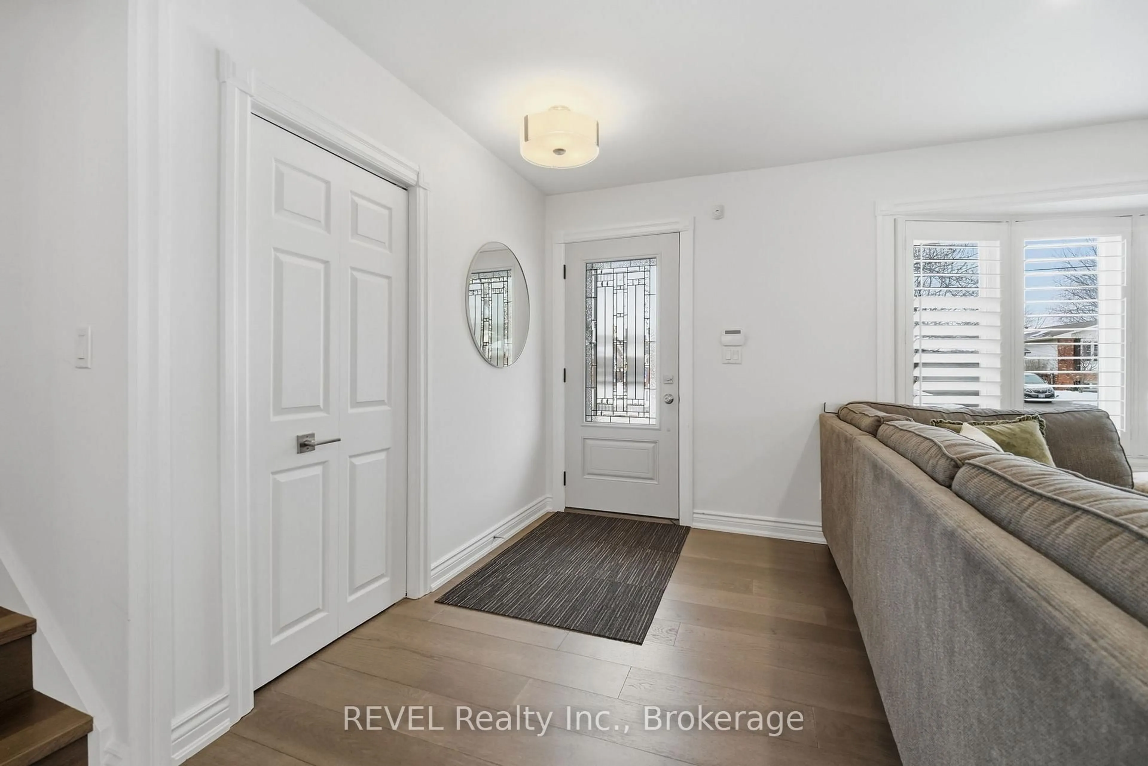 Indoor entryway for 13 Crestcombe Rd, St. Catharines Ontario L2S 2J5
