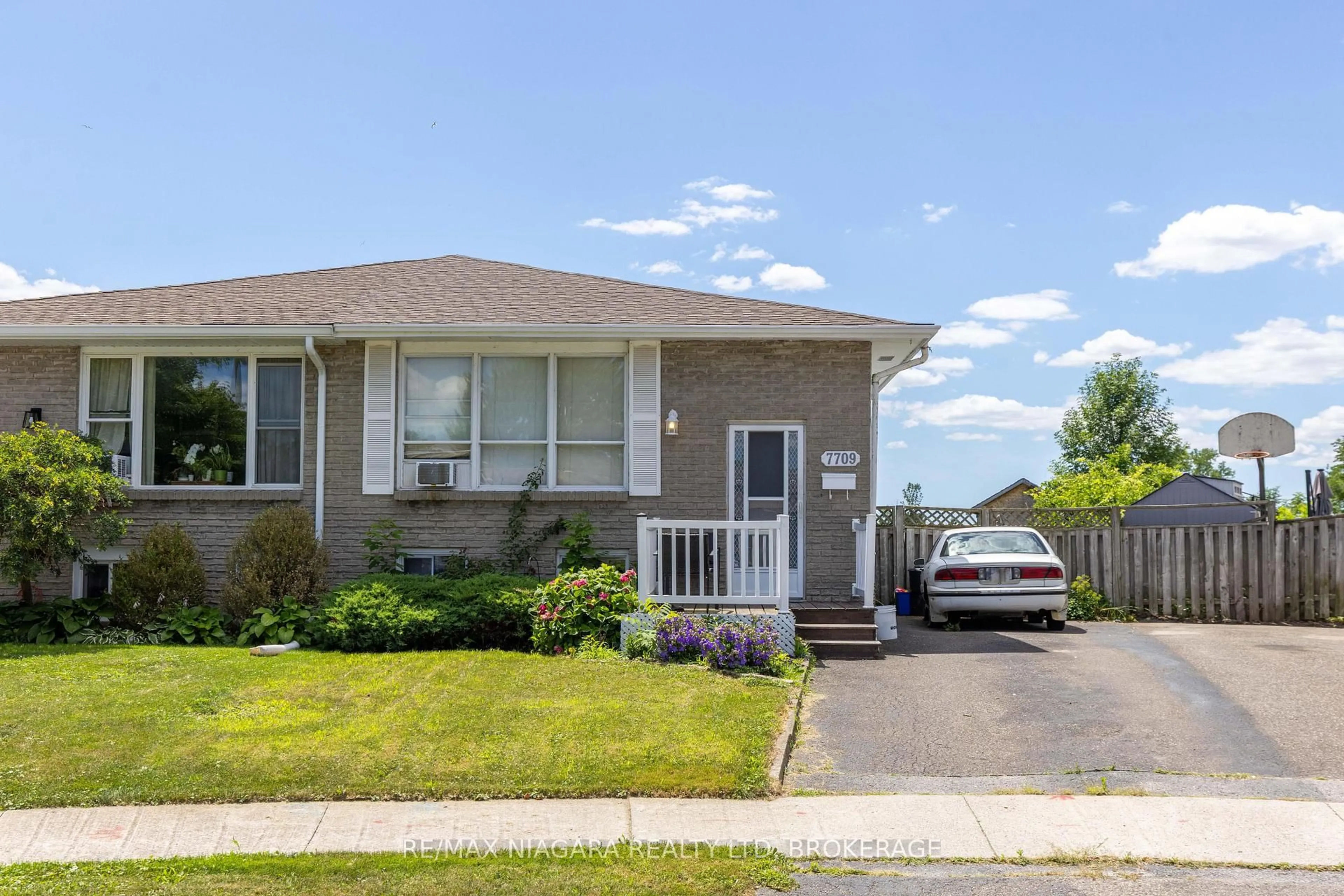Home with vinyl exterior material, street for 7709 Ronnie Cres, Niagara Falls Ontario L2G 7M1