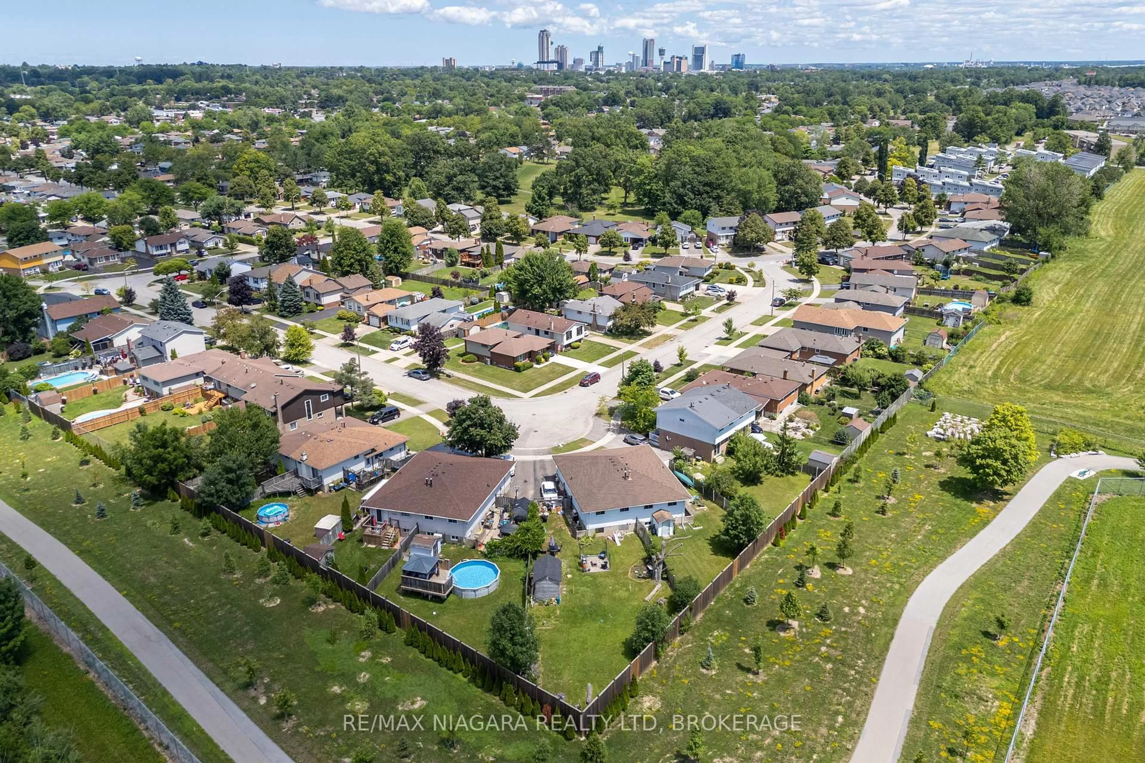 A pic from outside/outdoor area/front of a property/back of a property/a pic from drone, unknown for 7709 Ronnie Cres, Niagara Falls Ontario L2G 7M1