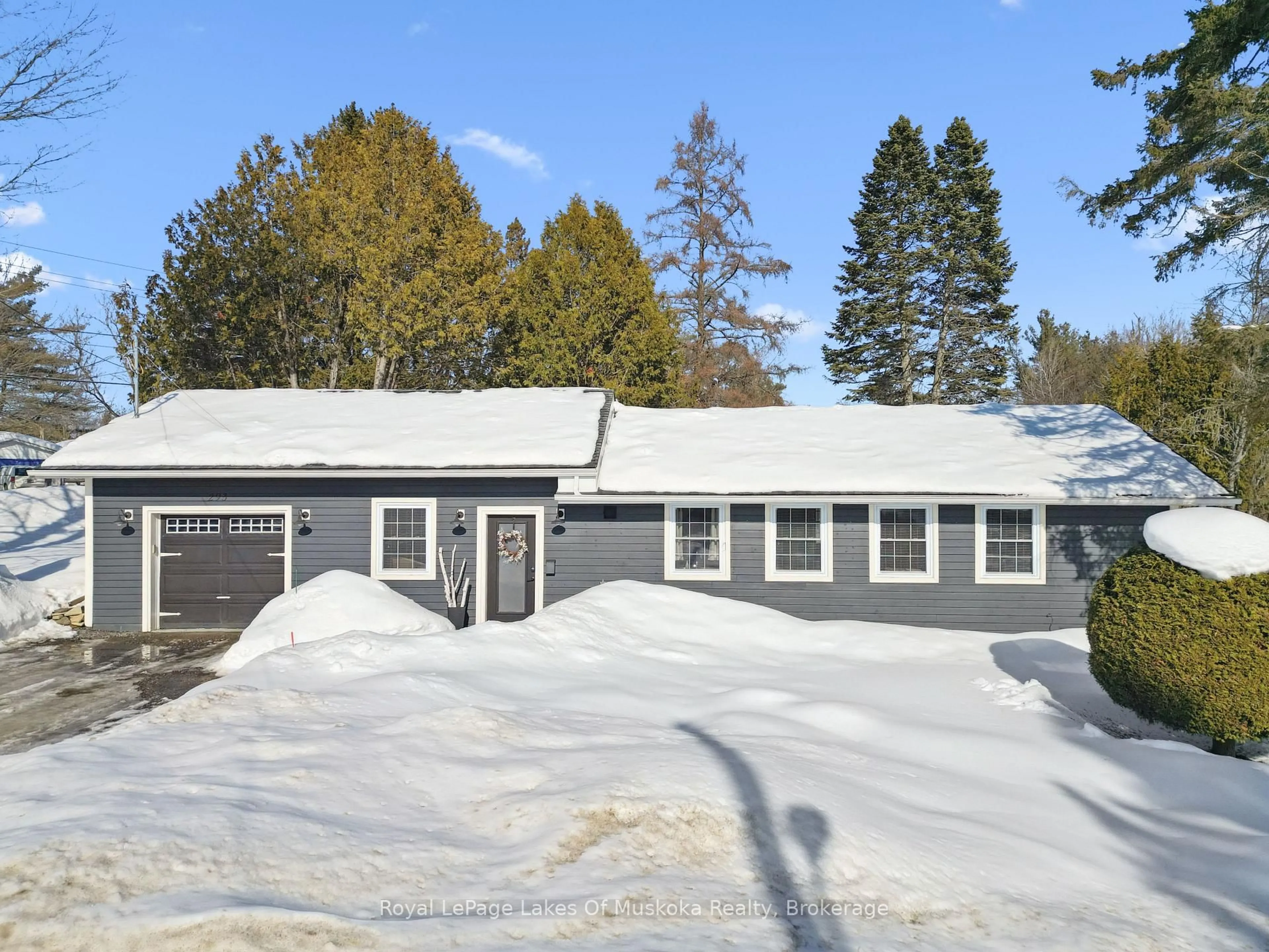 A pic from outside/outdoor area/front of a property/back of a property/a pic from drone, building for 293 Hiram St, Bracebridge Ontario P1L 2C3
