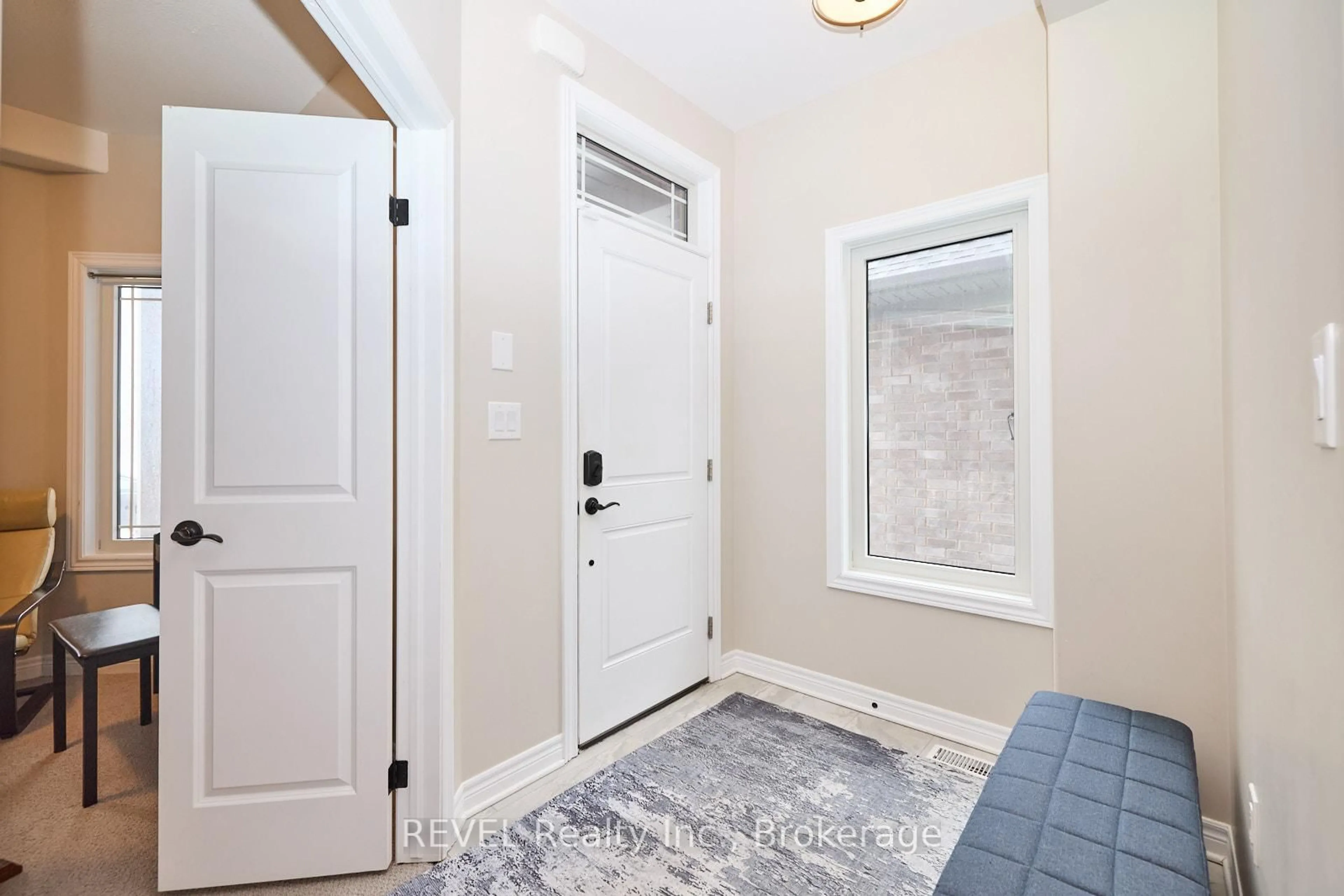 Indoor entryway for 18 BREWERTON Blvd, Pelham Ontario L0S 1E5