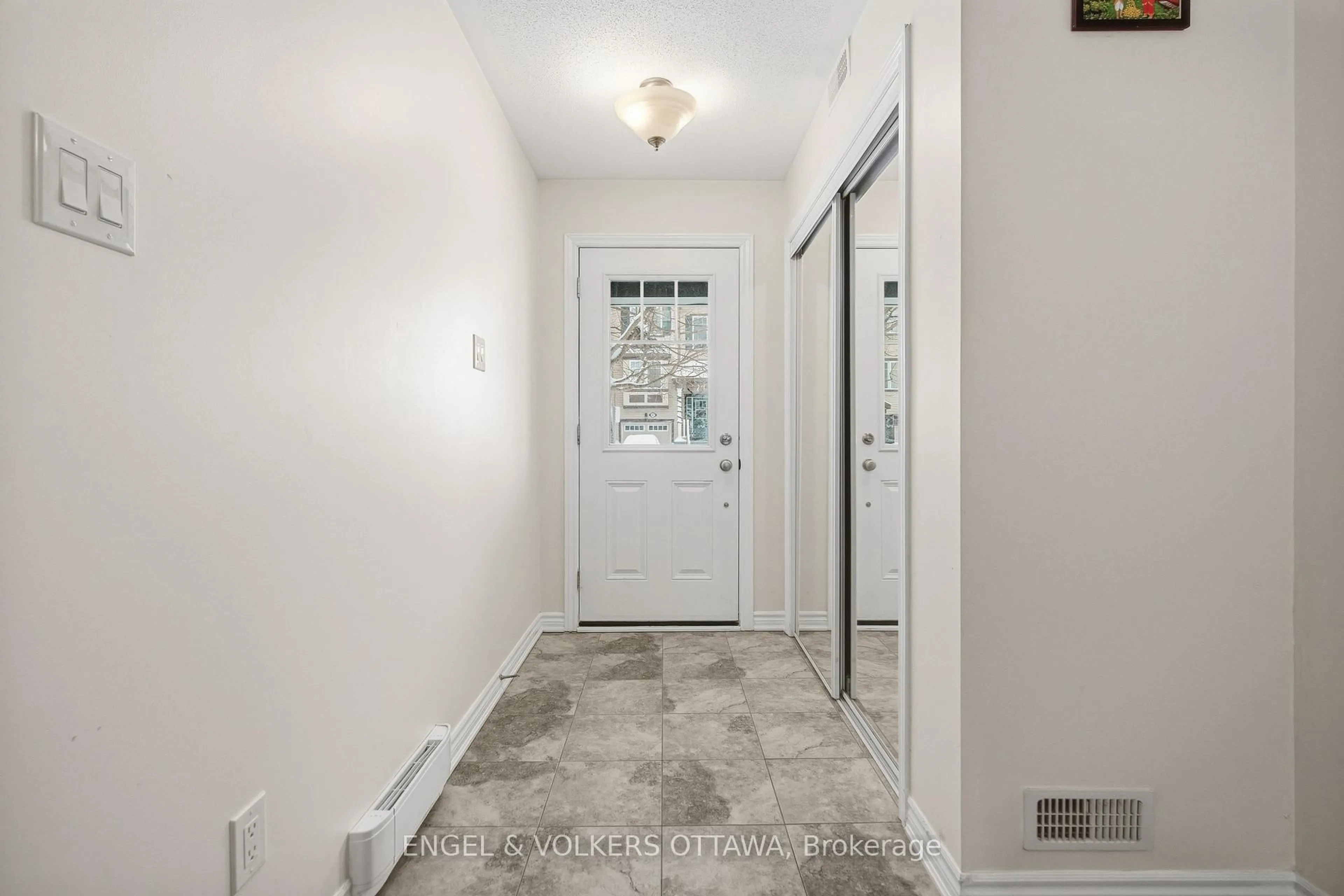 Indoor entryway for 476 Coldwater Cres, Ottawa Ontario K2M 0J2