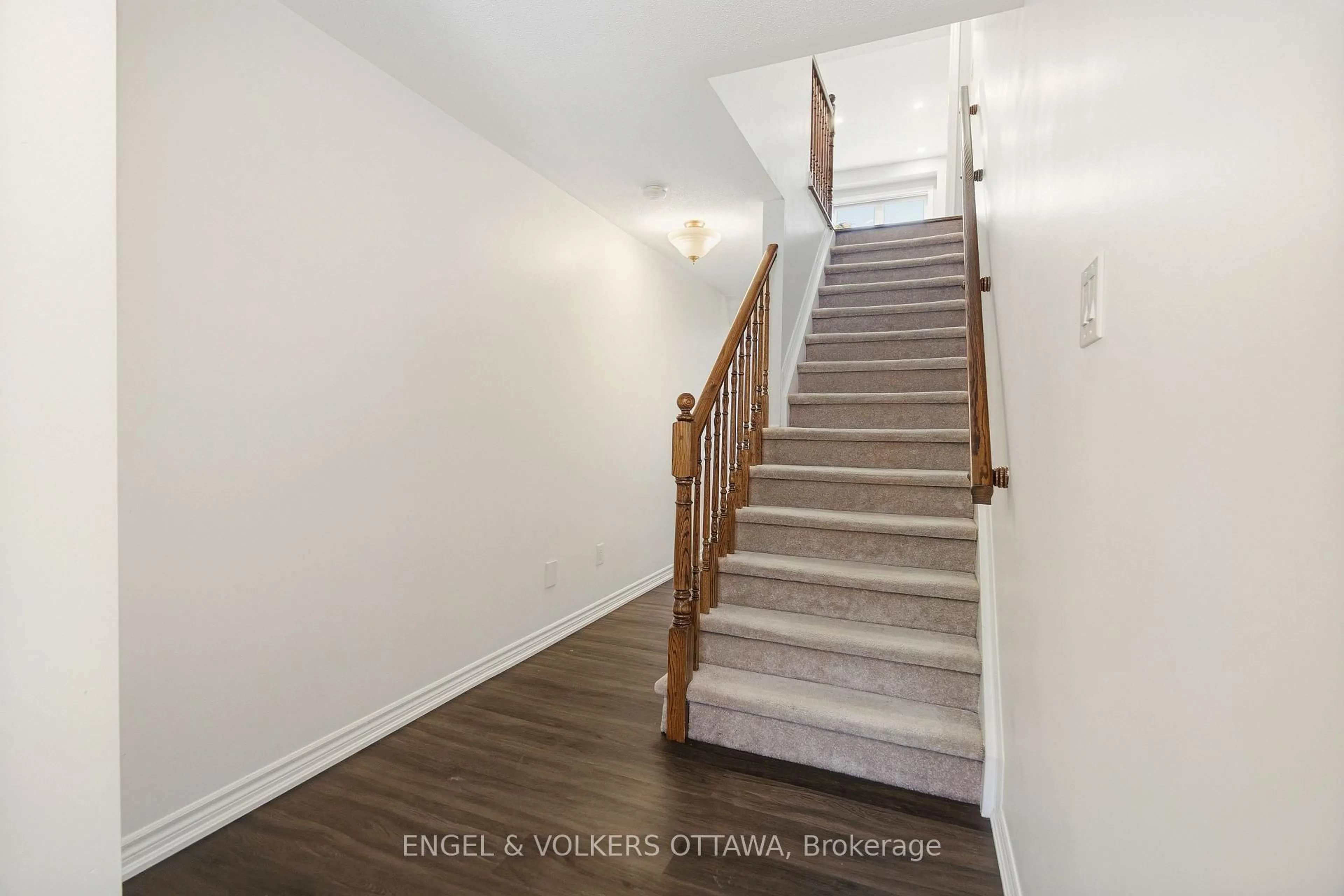 Stairs for 476 Coldwater Cres, Ottawa Ontario K2M 0J2