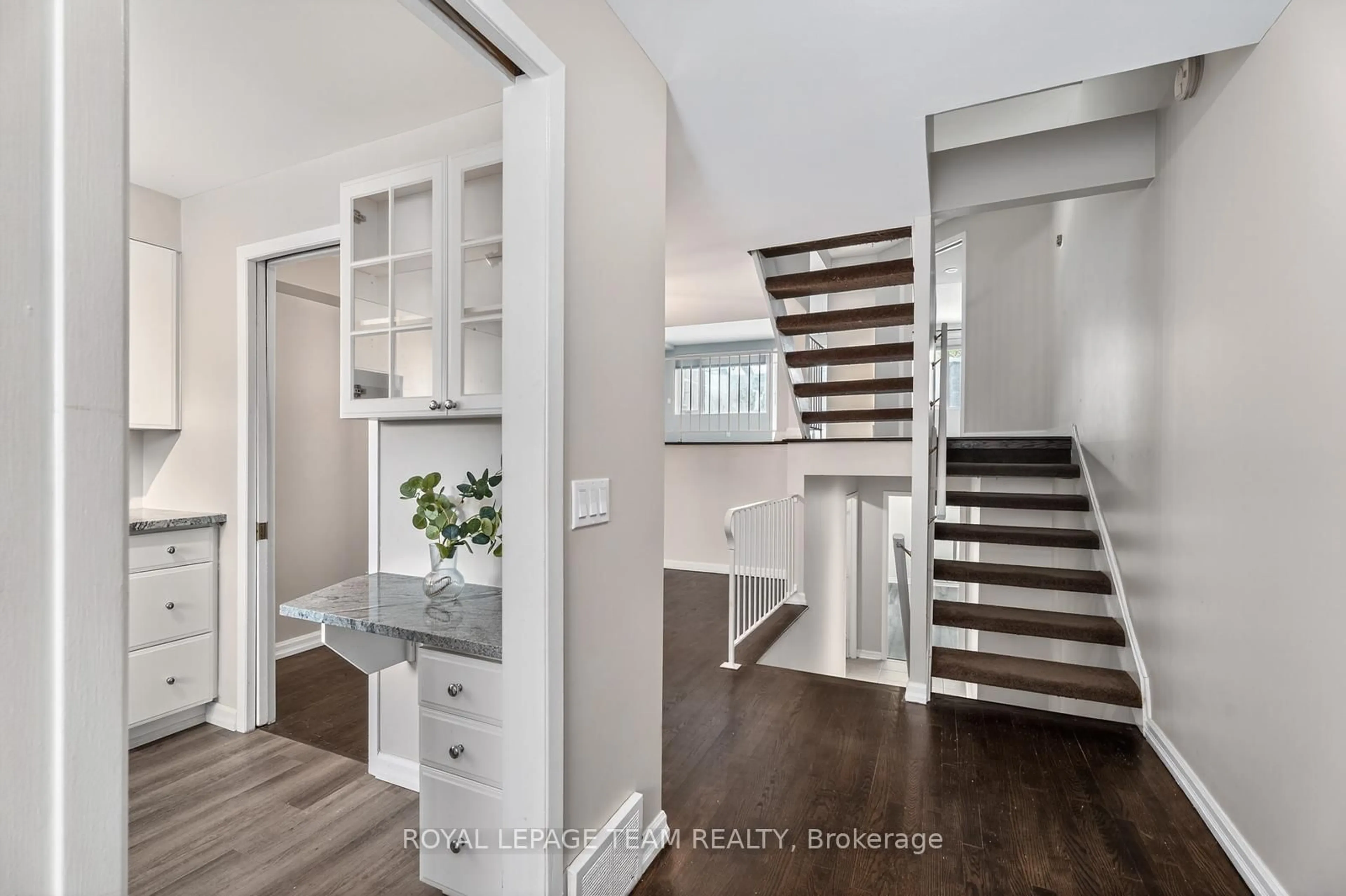 Indoor entryway for 290 Cathcart St #10, Ottawa Ontario K1N 5C4