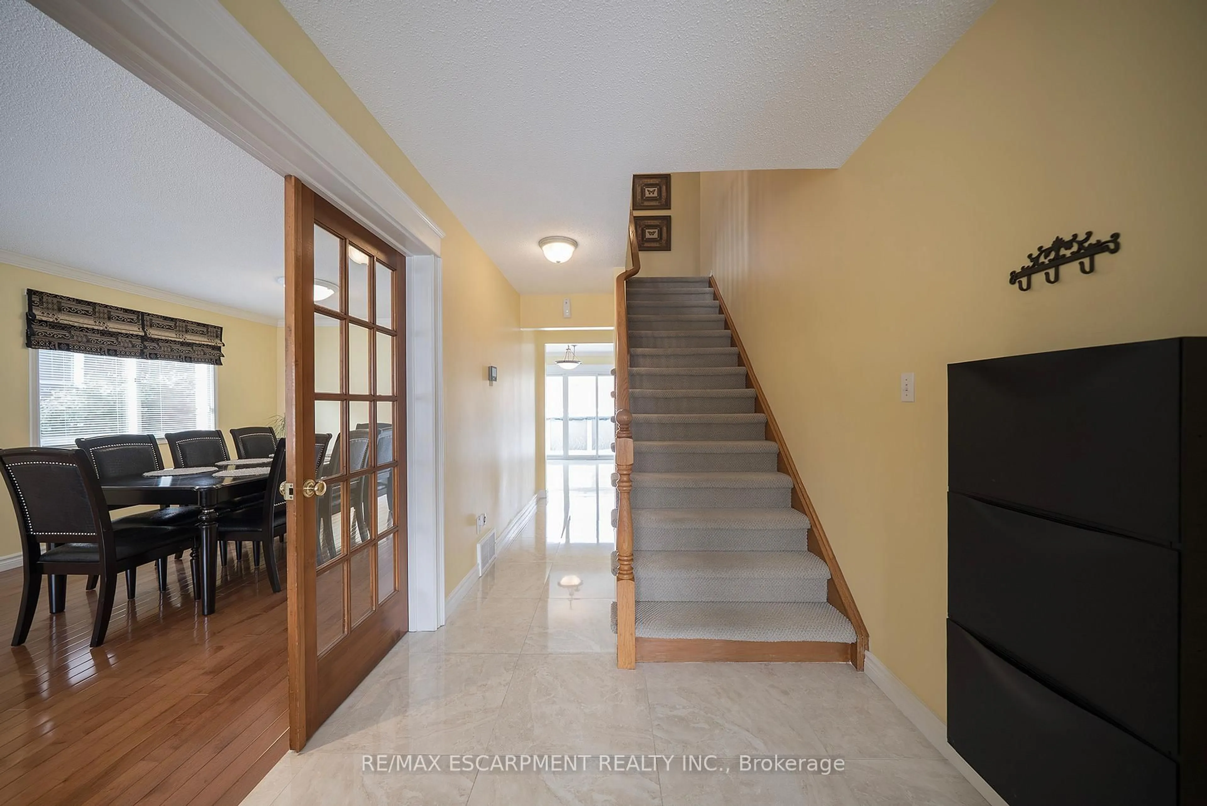Indoor foyer for 43 Flamingo Dr, Hamilton Ontario L9A 4X6