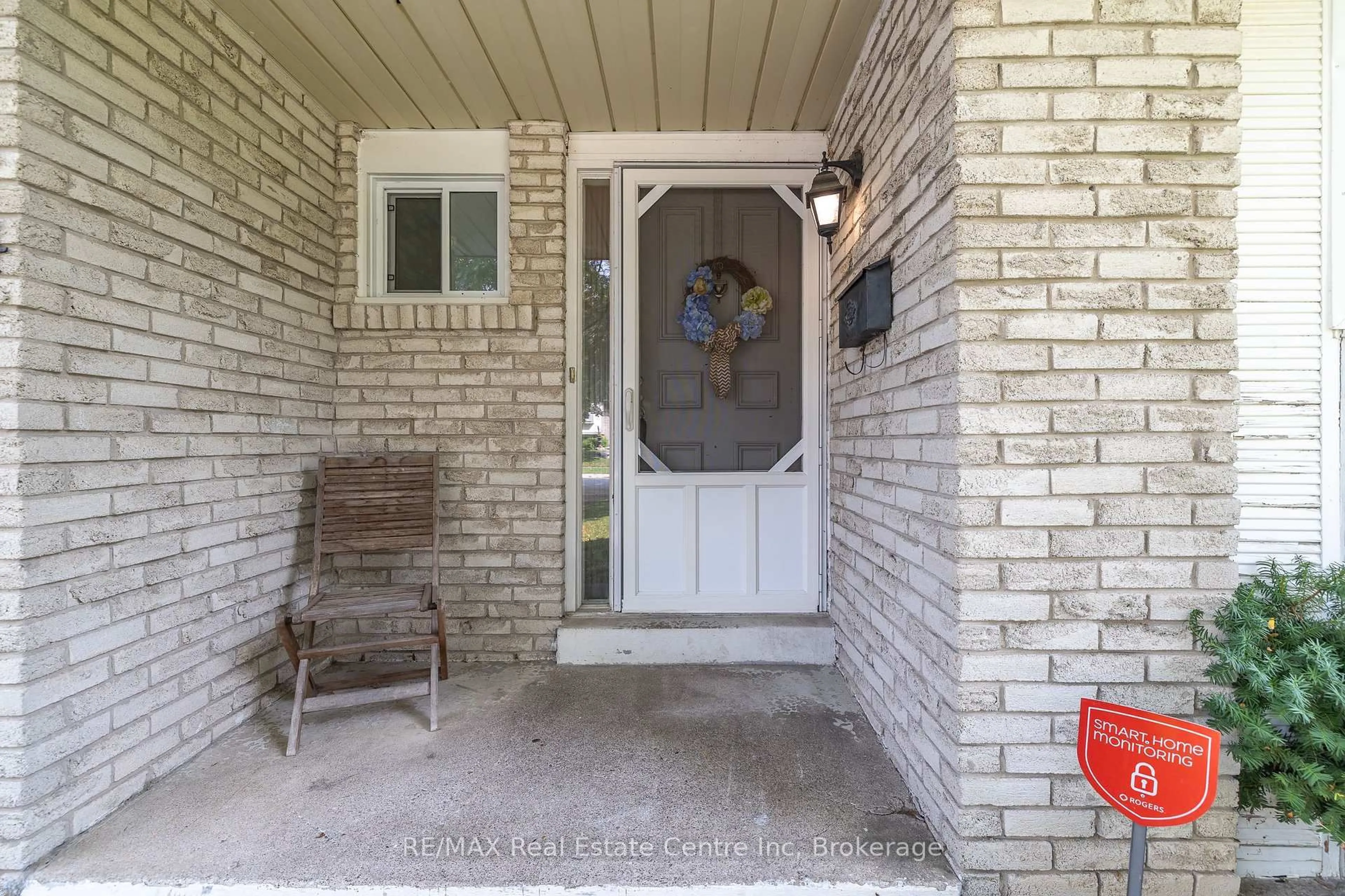 Indoor entryway for 34 Woodridge Dr, Guelph Ontario N1H 7E2