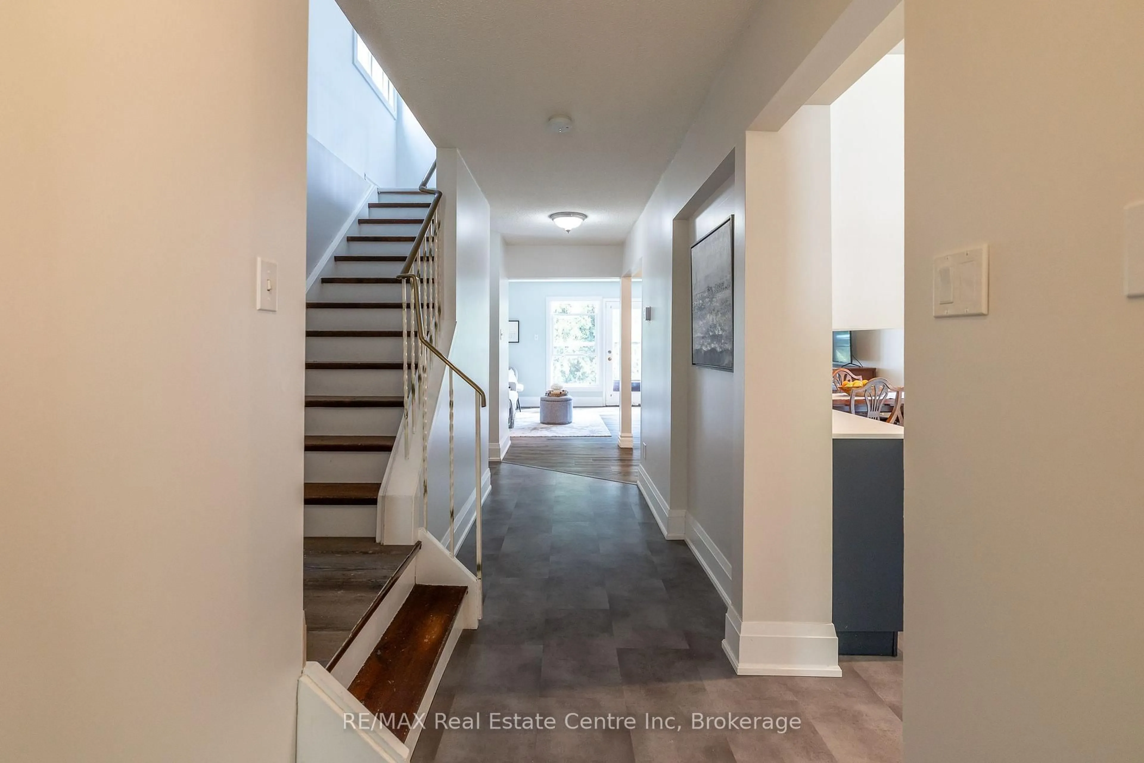 Indoor entryway for 34 Woodridge Dr, Guelph Ontario N1H 7E2