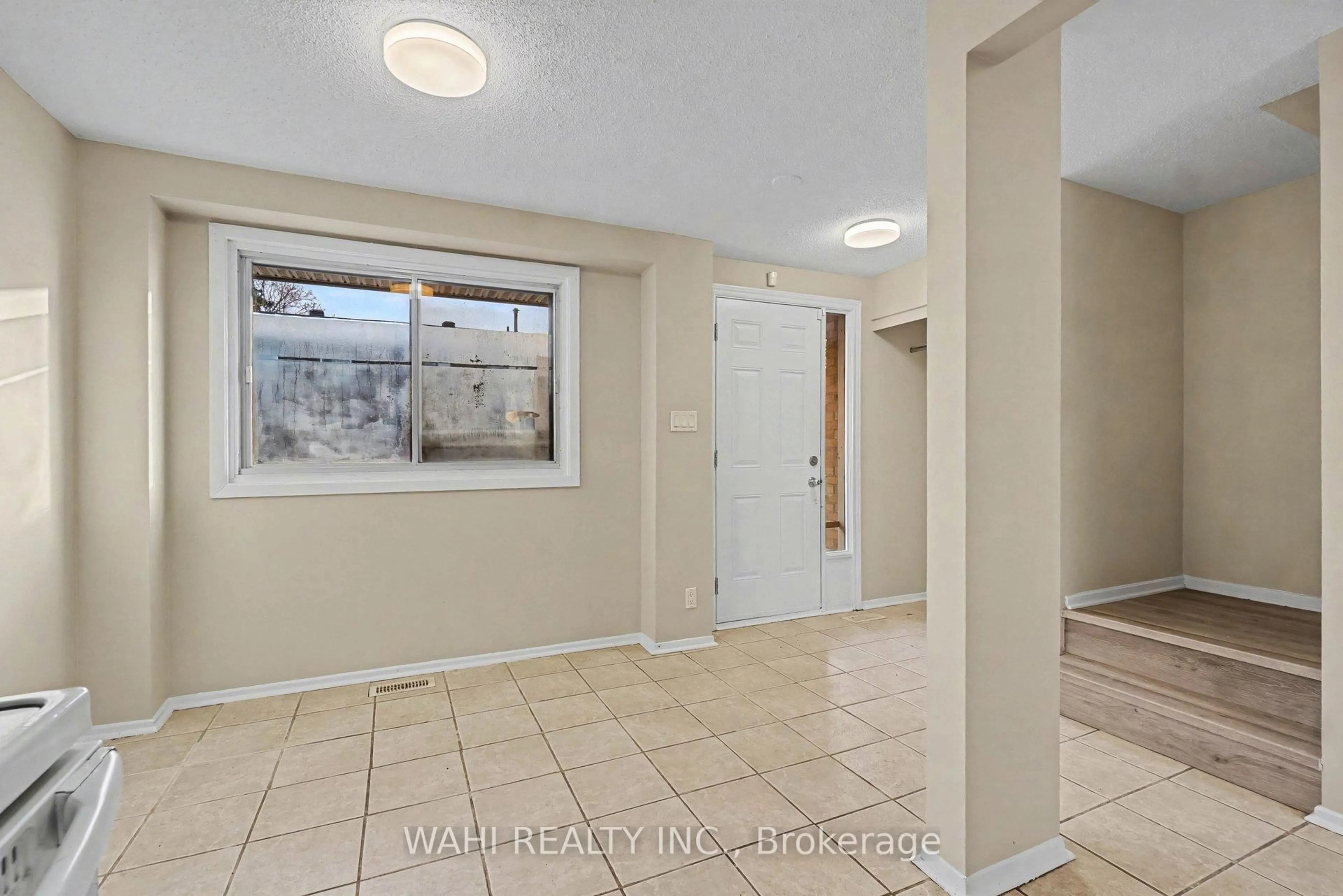 Indoor entryway for 53 Sumac St #K, Ottawa Ontario K1J 7T7