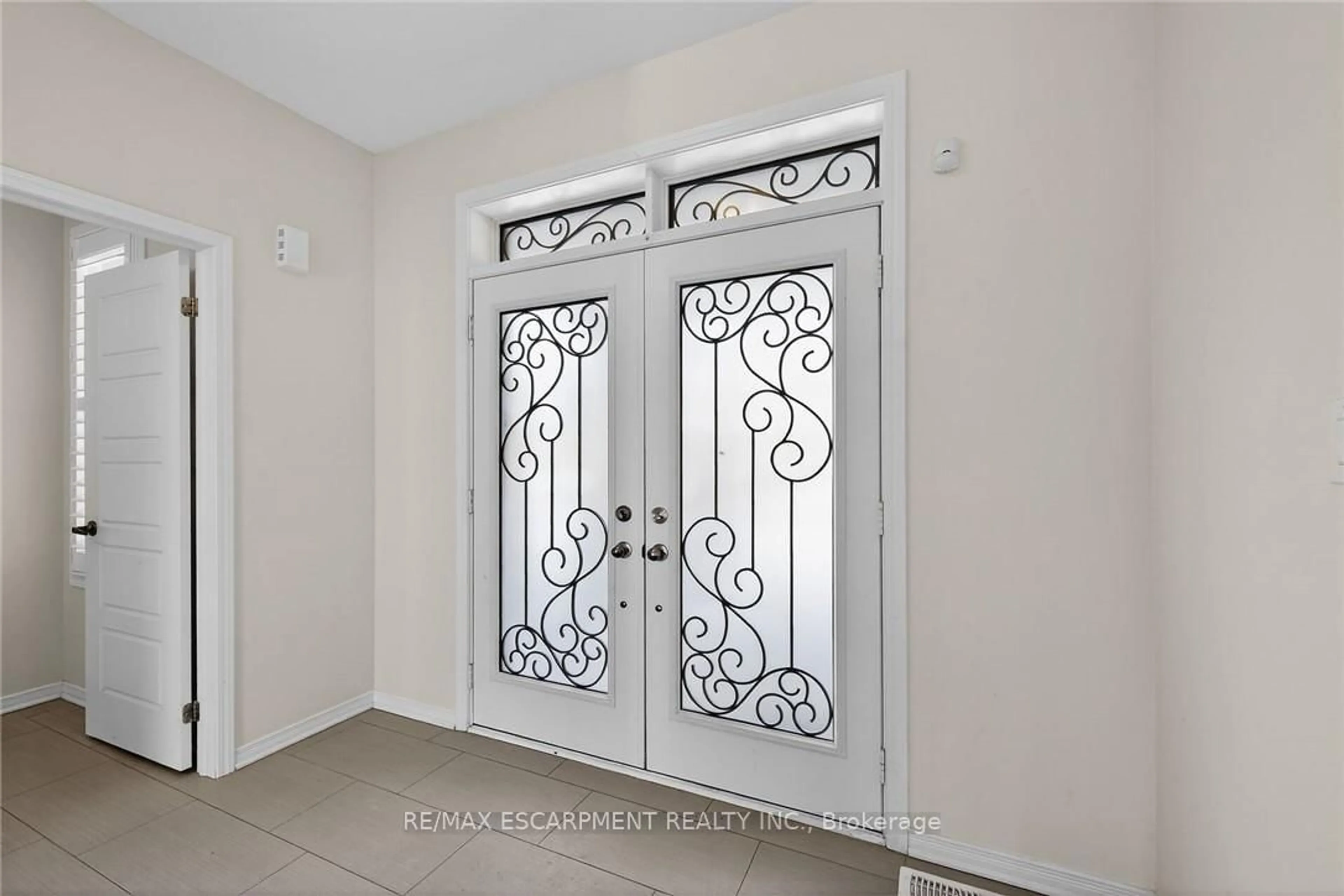 Indoor entryway for 17 Larry Cres, Haldimand Ontario N3W 0B2
