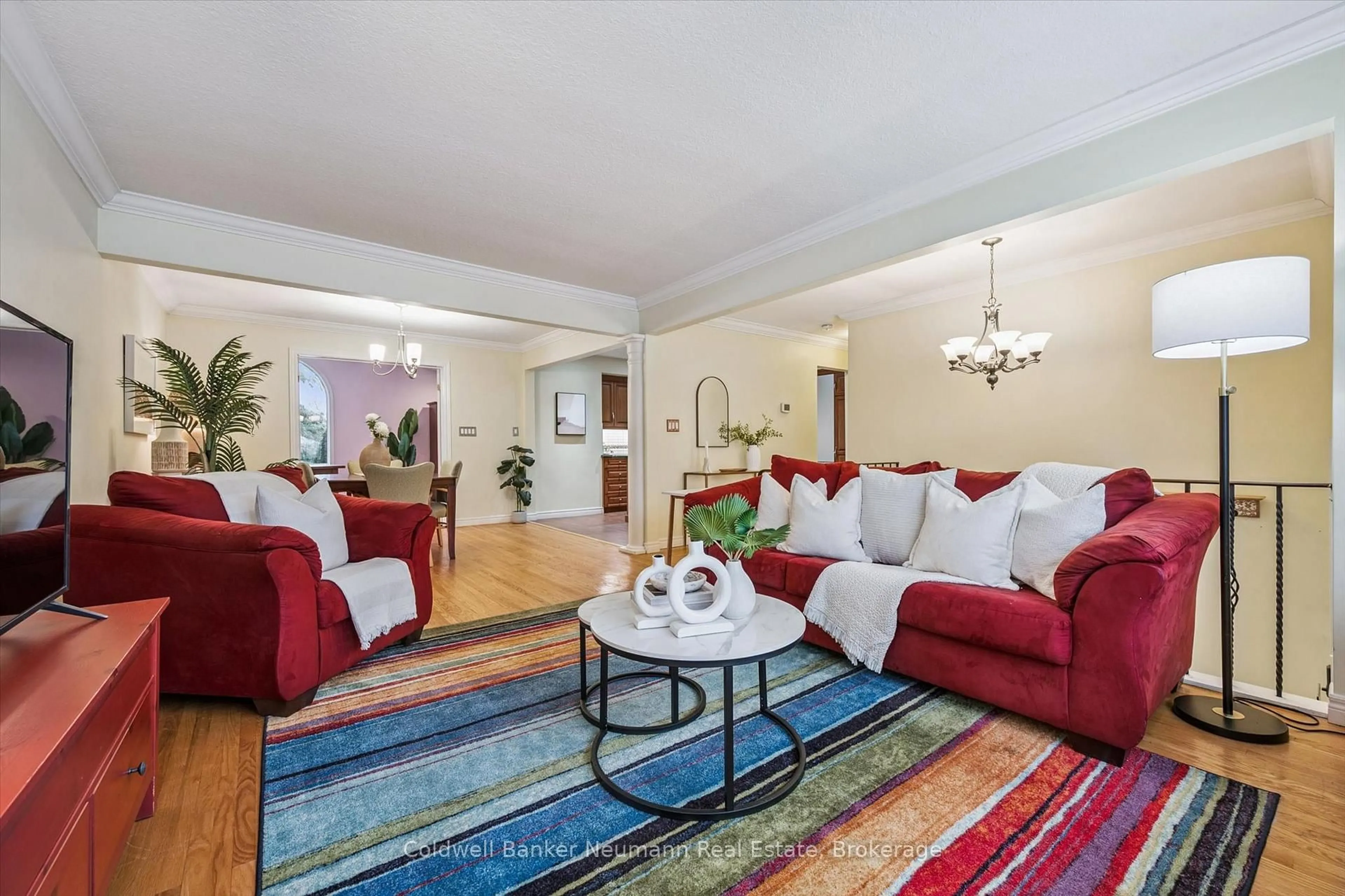 Living room with furniture, carpet floor for 21 Oriole Cres, Guelph Ontario N1G 1J5