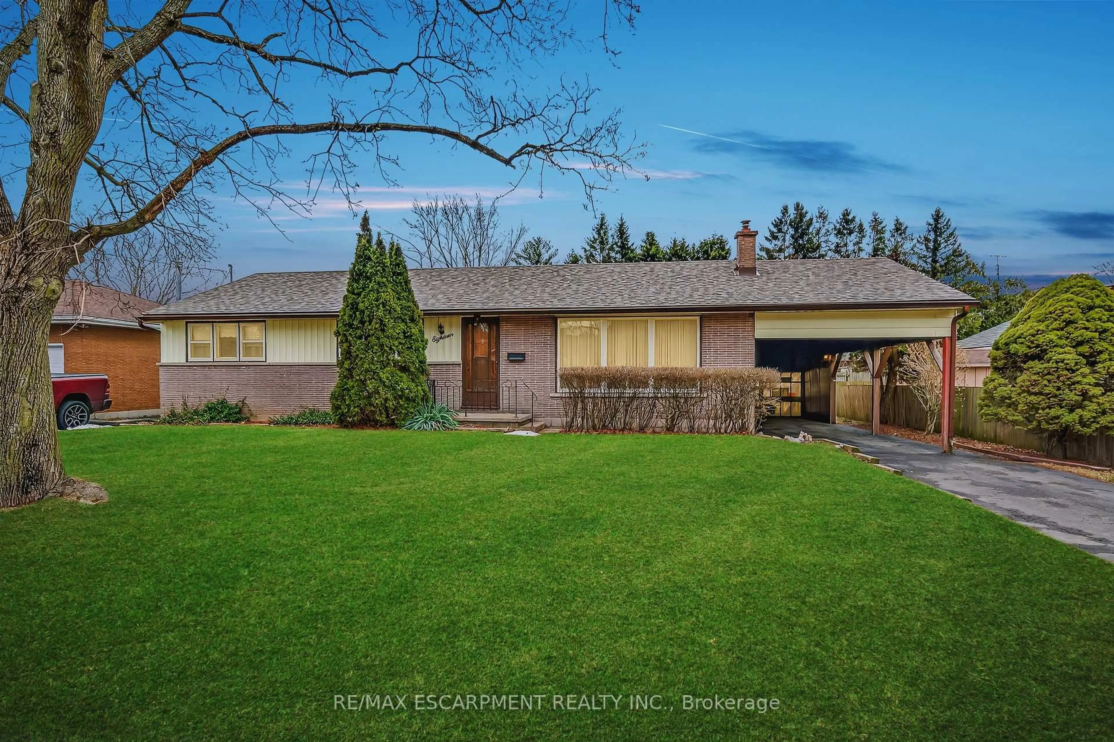 A pic from outside/outdoor area/front of a property/back of a property/a pic from drone, street for 18 Charles St, Norfolk Ontario N3Y 1Z6