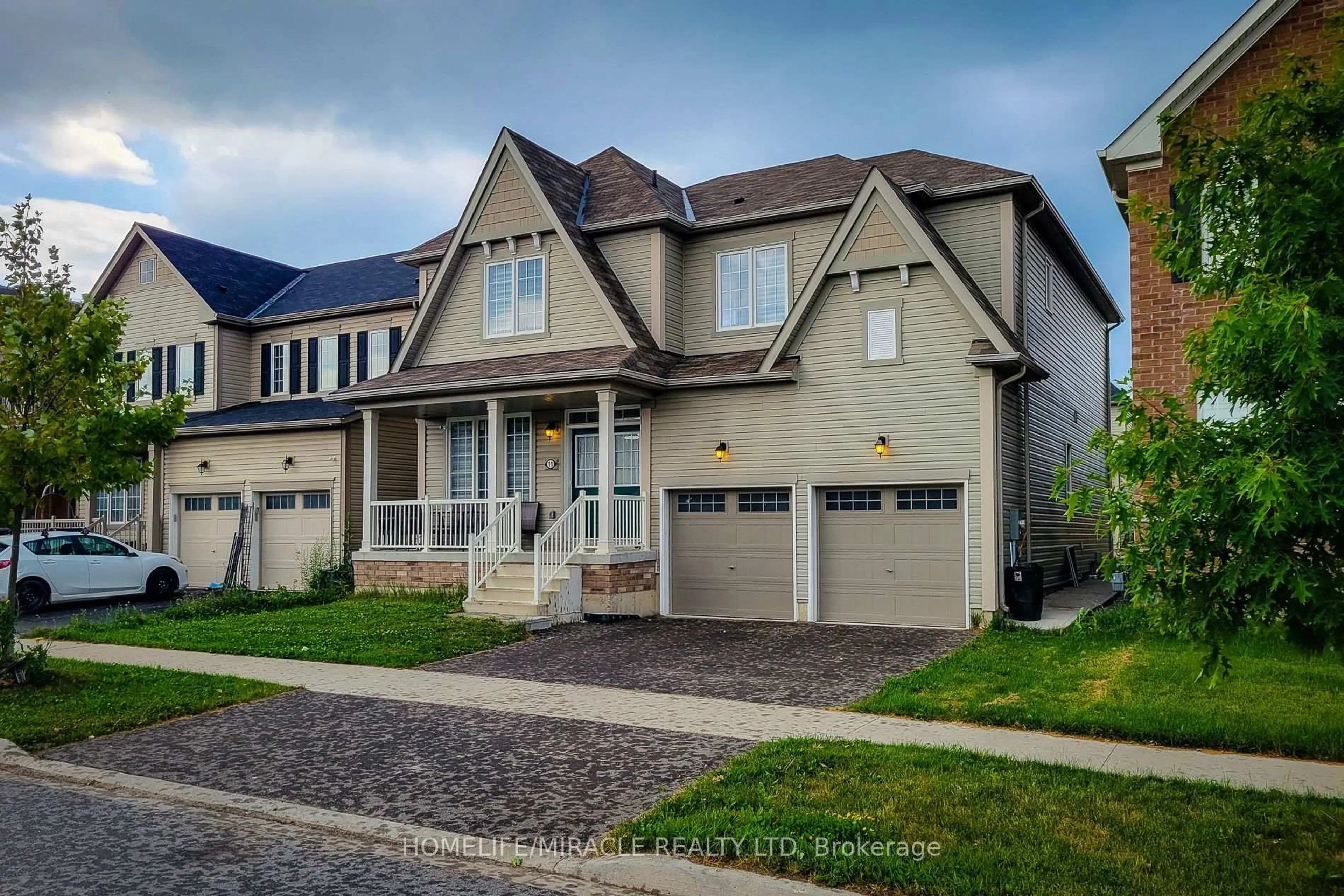 Home with vinyl exterior material, street for 11 Seanesy Dr, Thorold Ontario L3B 0G1