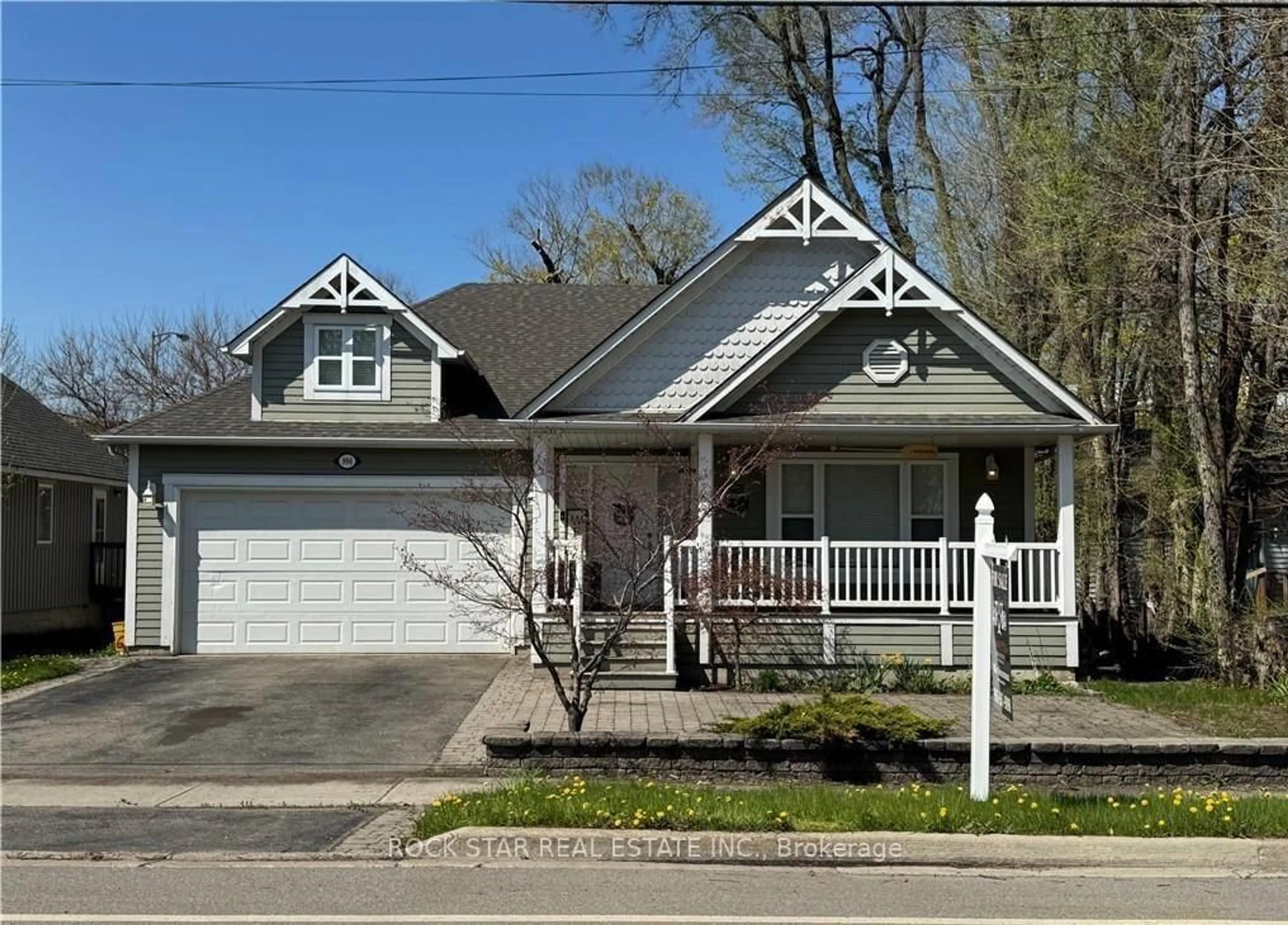 Home with vinyl exterior material, street for 996 BEACH Blvd, Hamilton Ontario L8H 6Z4