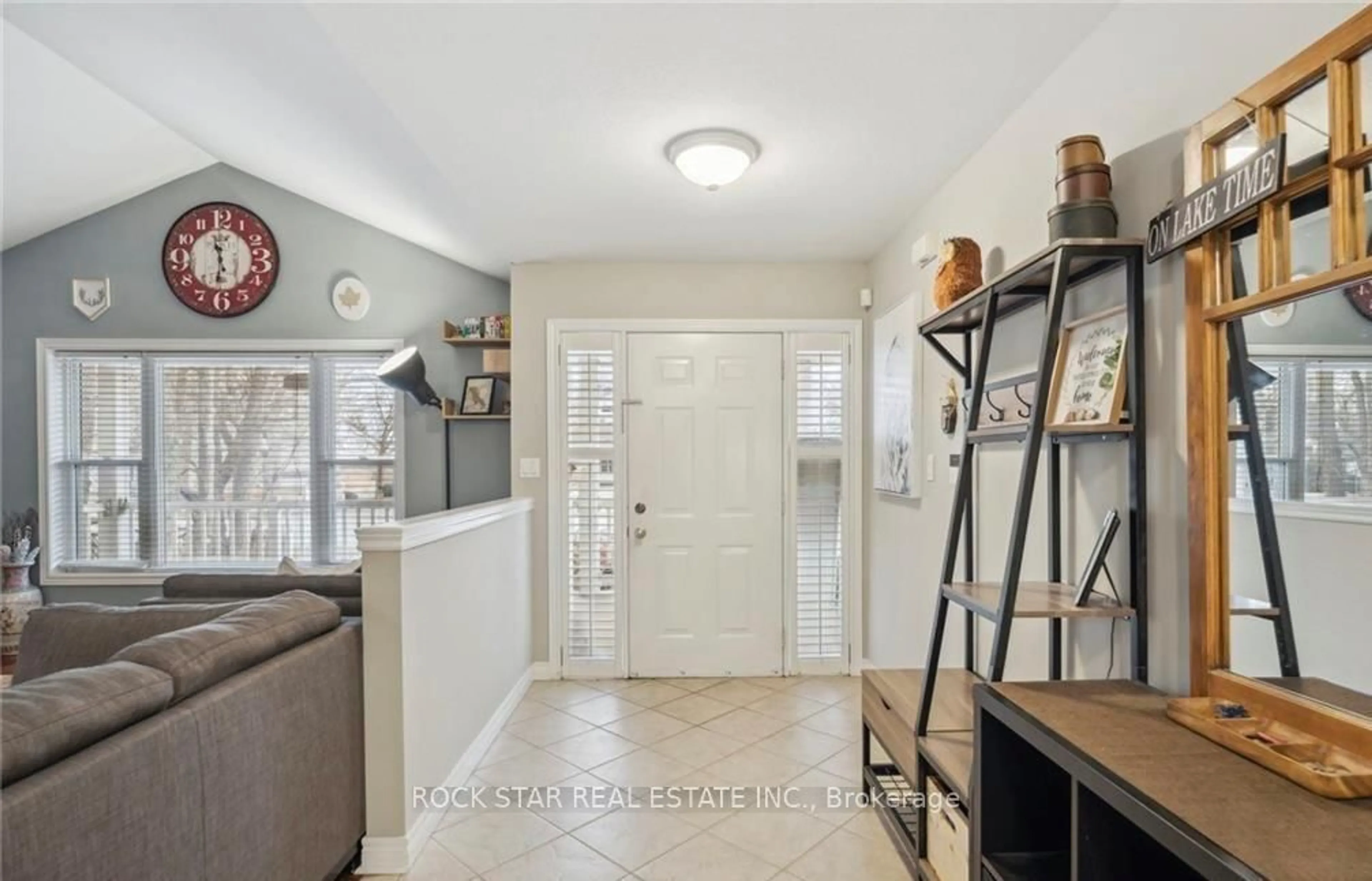 Indoor entryway for 996 BEACH Blvd, Hamilton Ontario L8H 6Z4