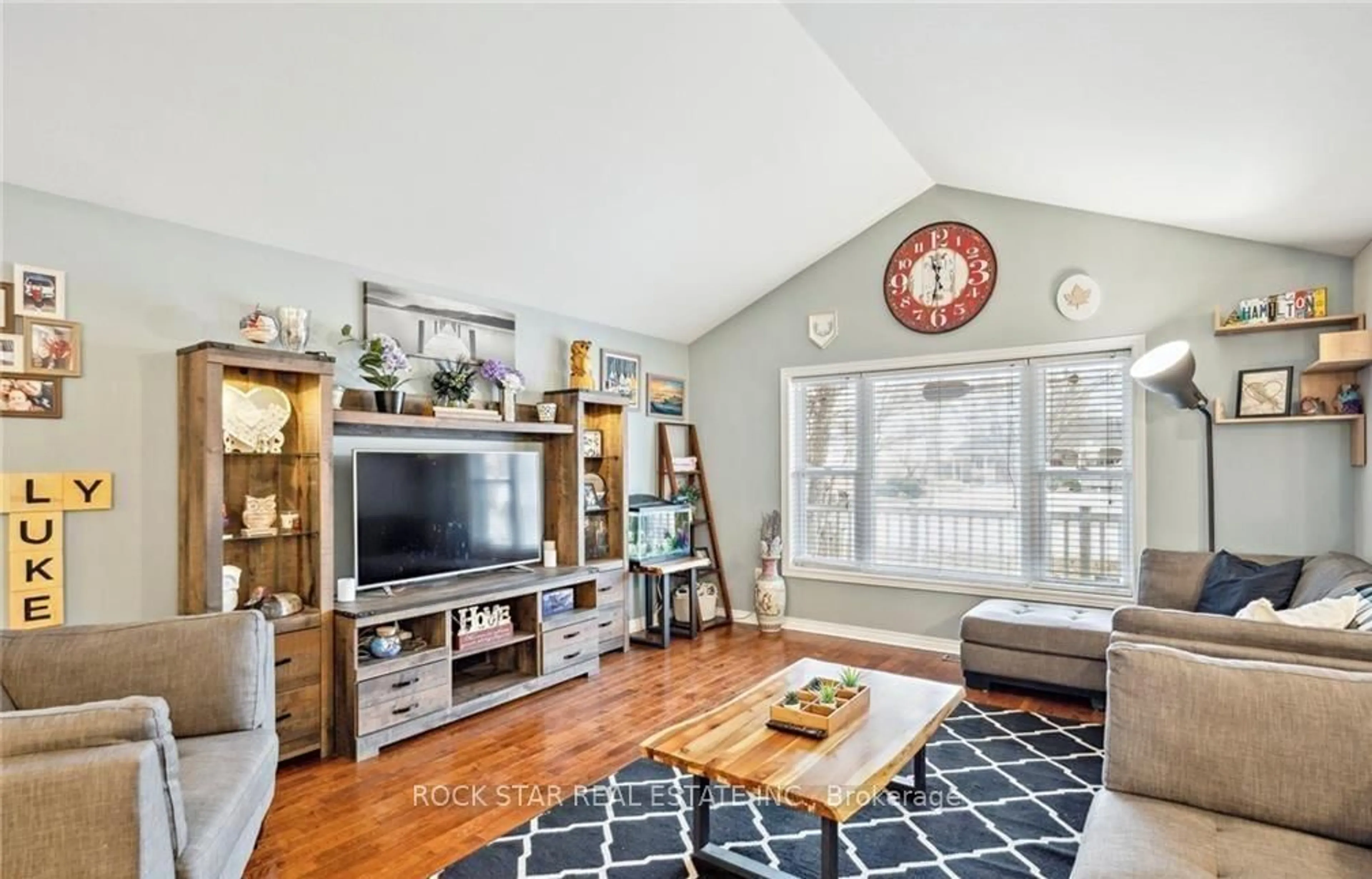 Living room with furniture, unknown for 996 BEACH Blvd, Hamilton Ontario L8H 6Z4