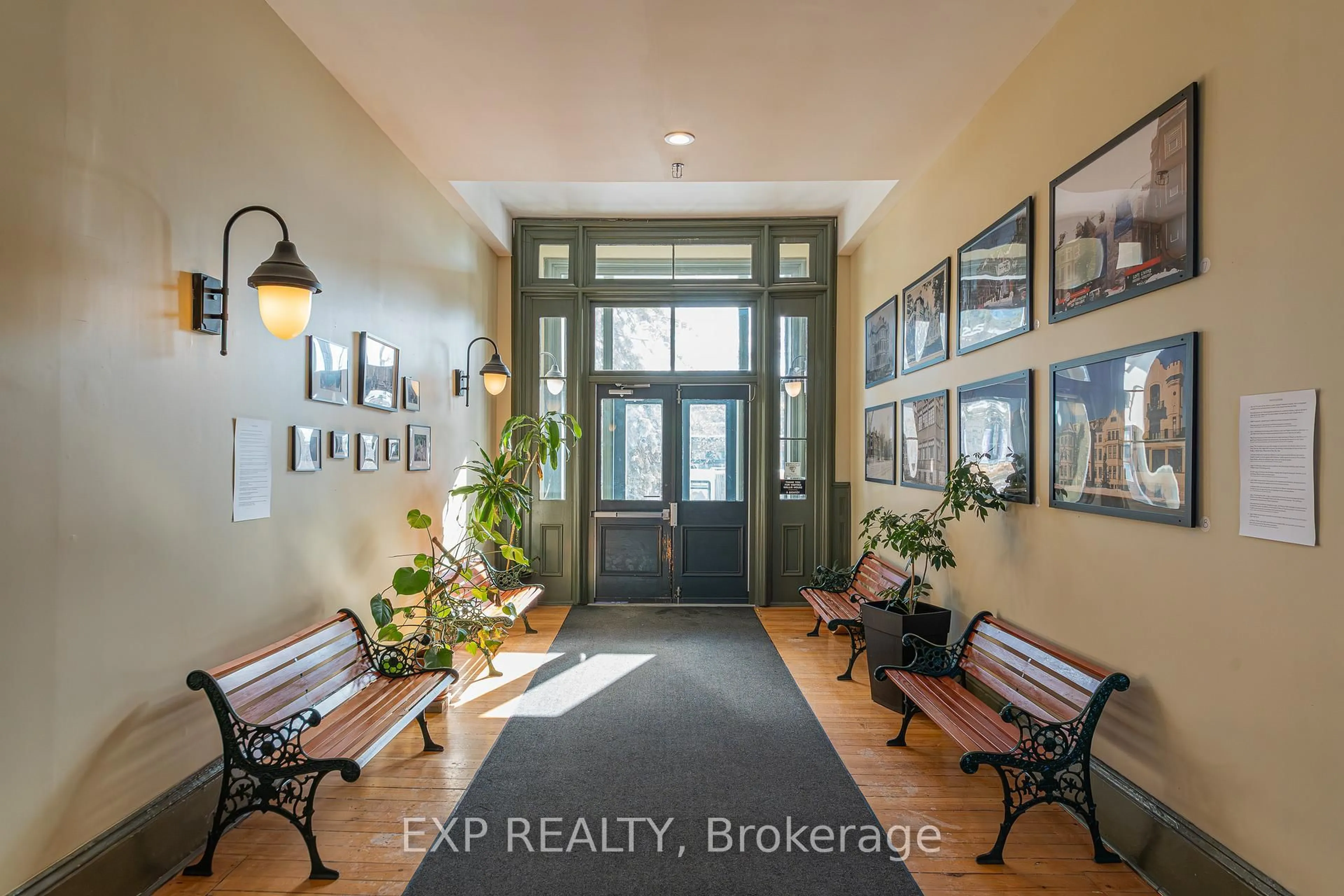 Indoor entryway for 589 Rideau St #206, Ottawa Ontario K1N 6A1