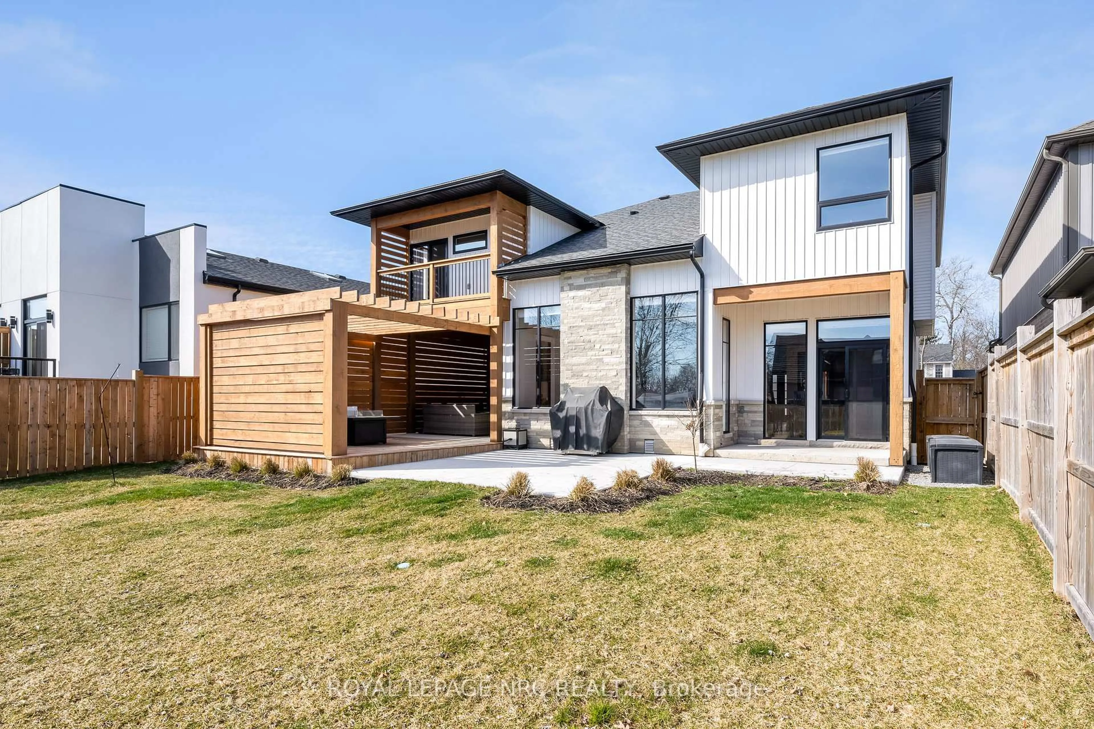 Home with brick exterior material, street for 8 Hilda St, Welland Ontario L3C 0H3