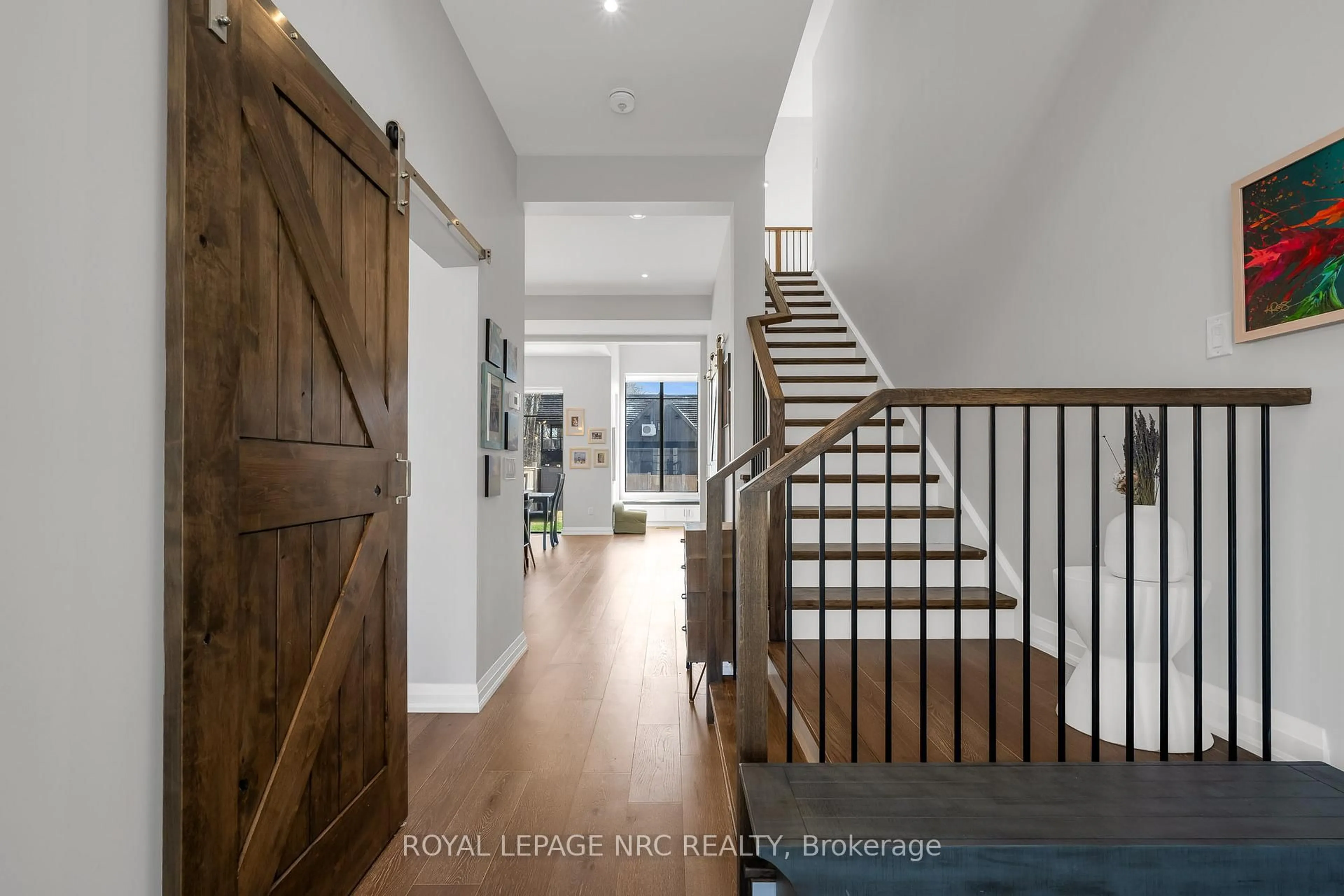 Indoor entryway for 8 Hilda St, Welland Ontario L3C 0H3