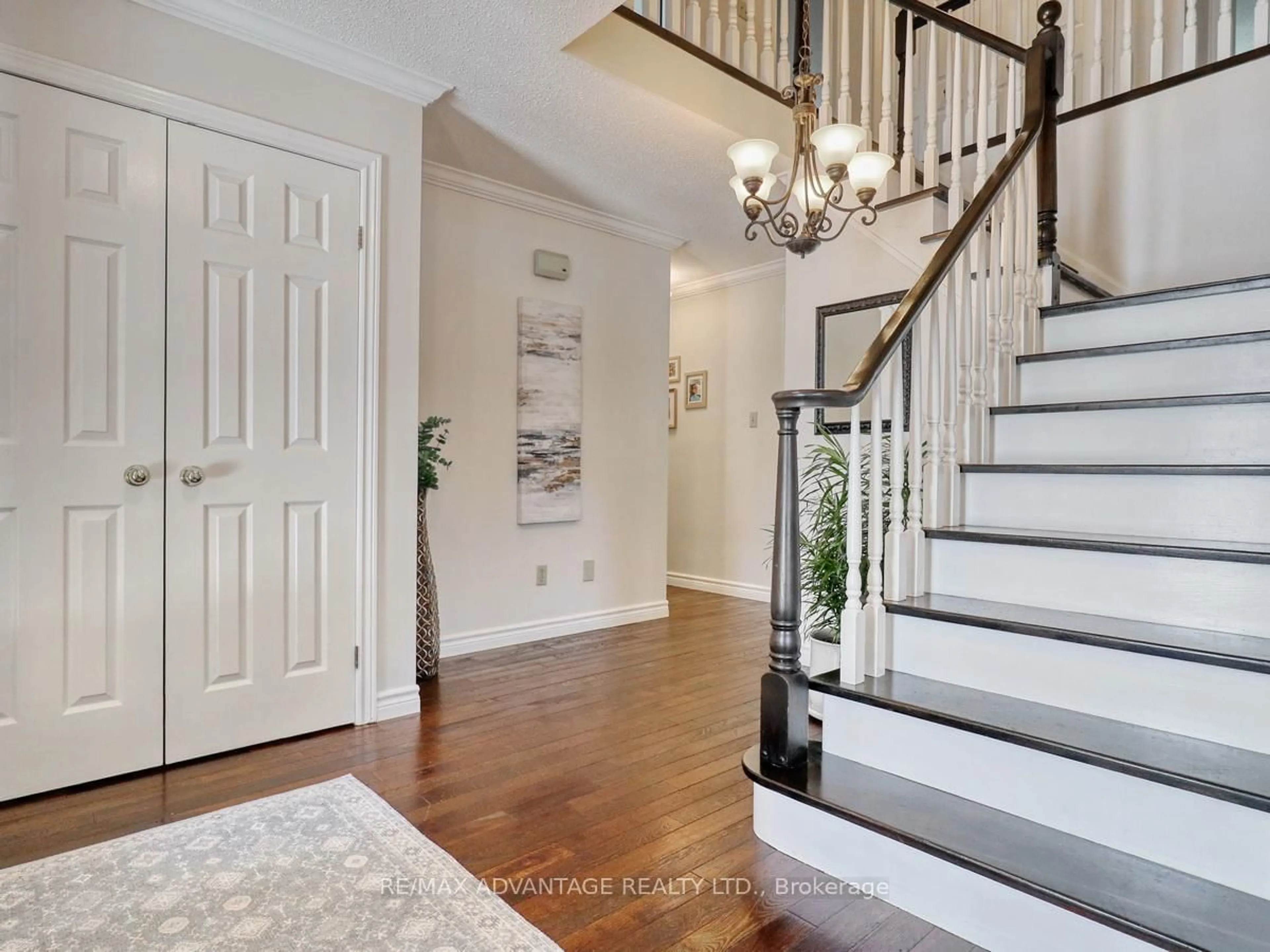 Indoor entryway for 6 Green Hedge Lane, London North Ontario N6H 4Z5