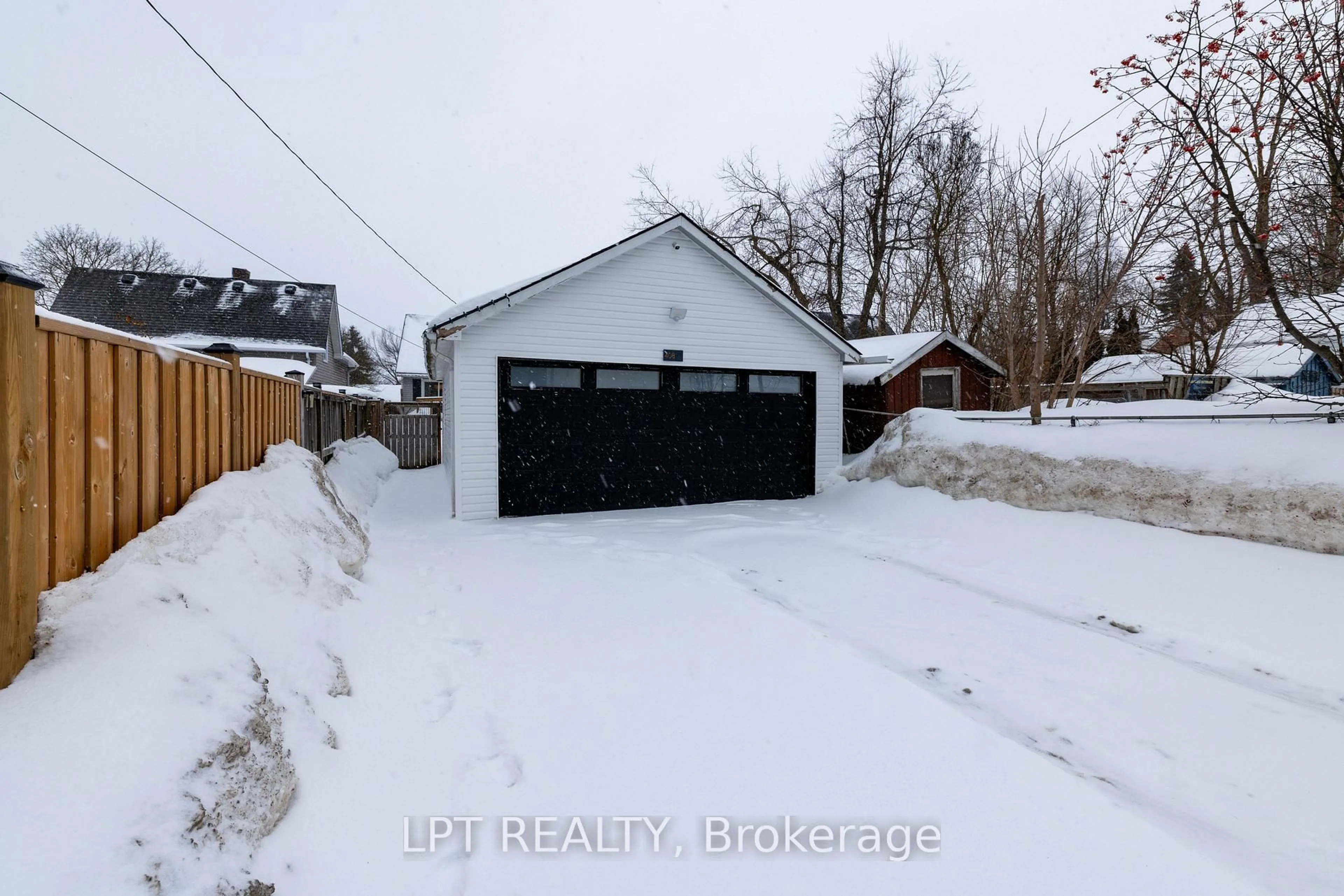 Indoor garage for 408 Main St, Shelburne Ontario L0N 1S2