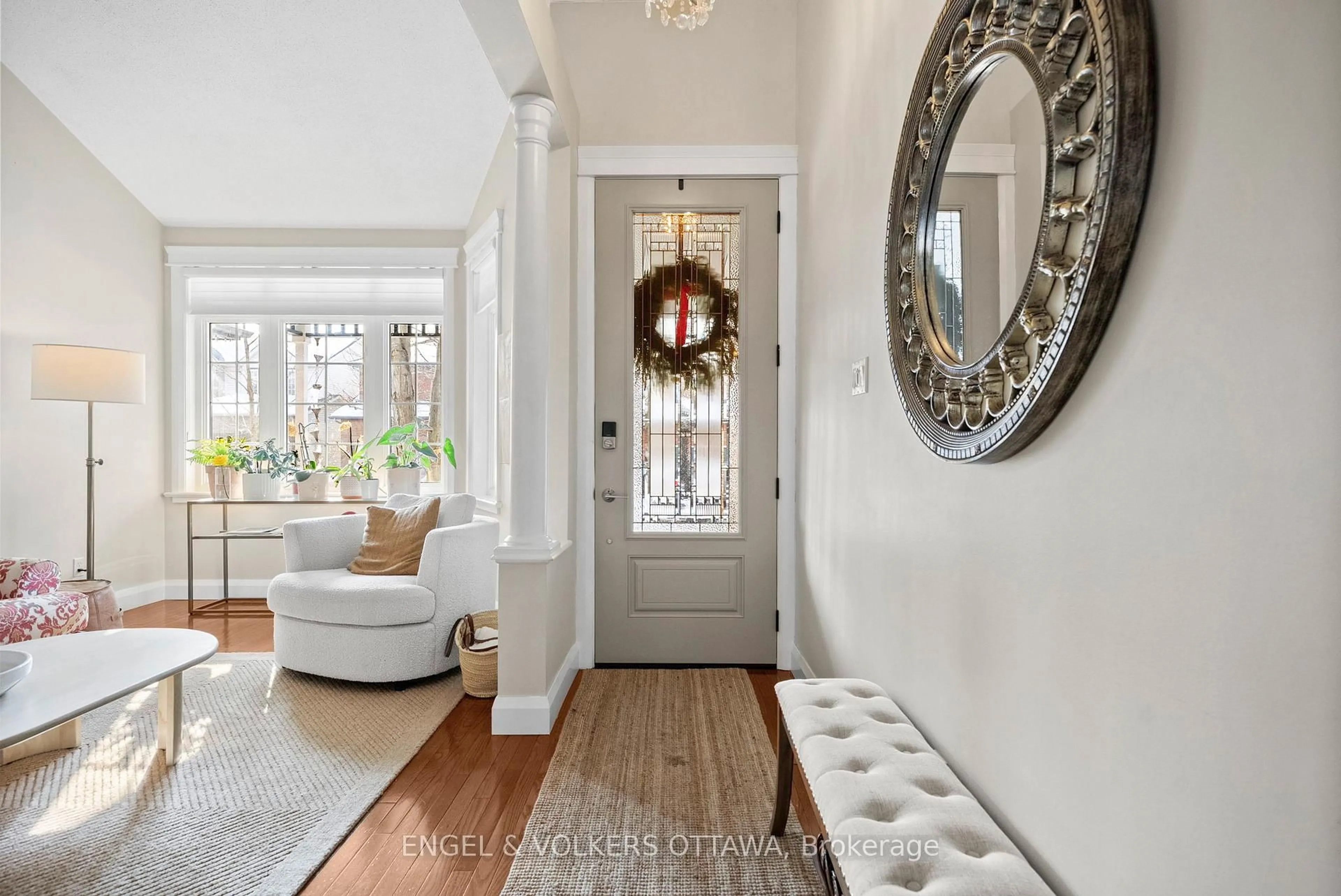 Indoor entryway for 17 Colindale Ave, Ottawa Ontario K2J 4V6