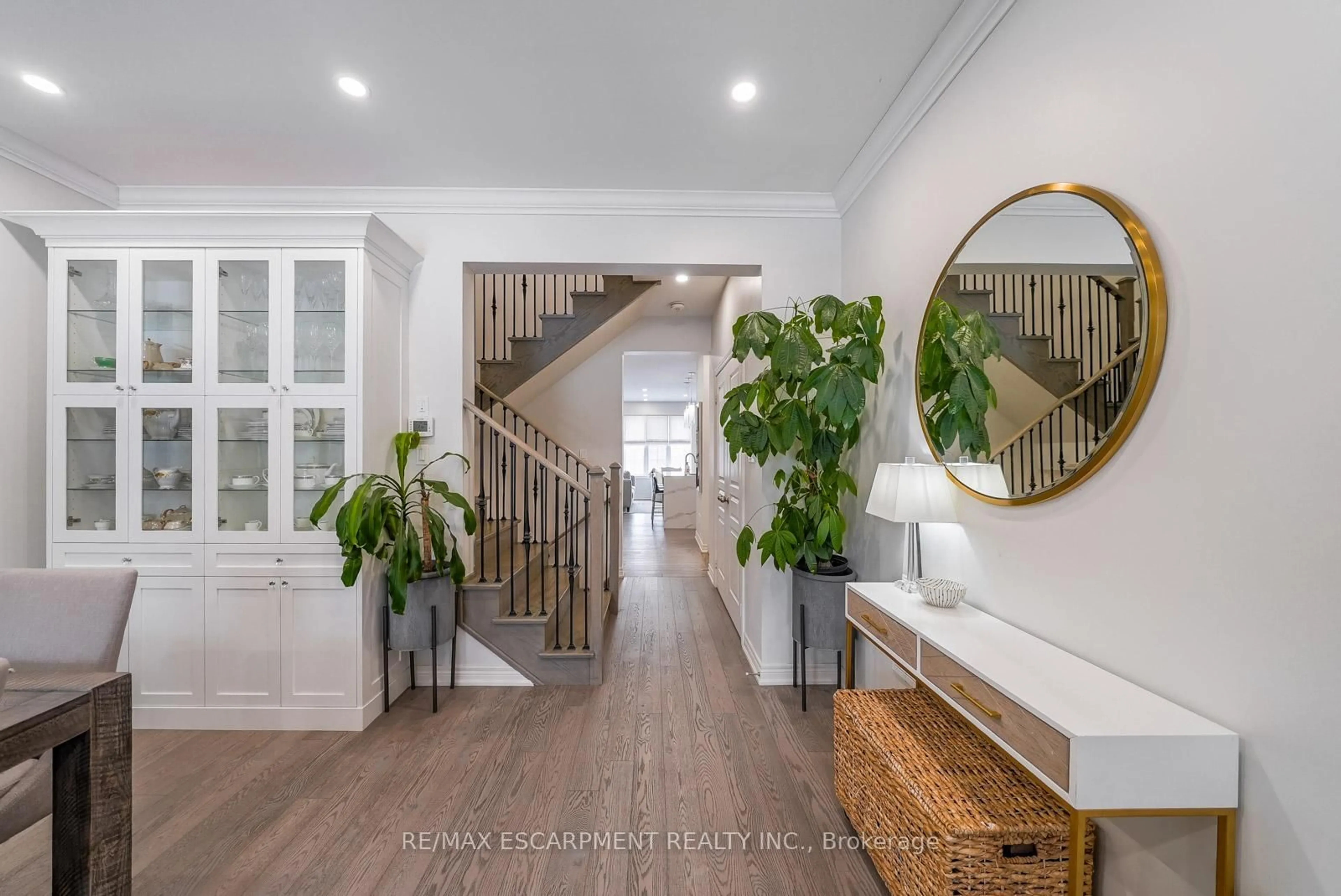 Indoor entryway for 315 HUMPHREY St, Hamilton Ontario L8B 1X4