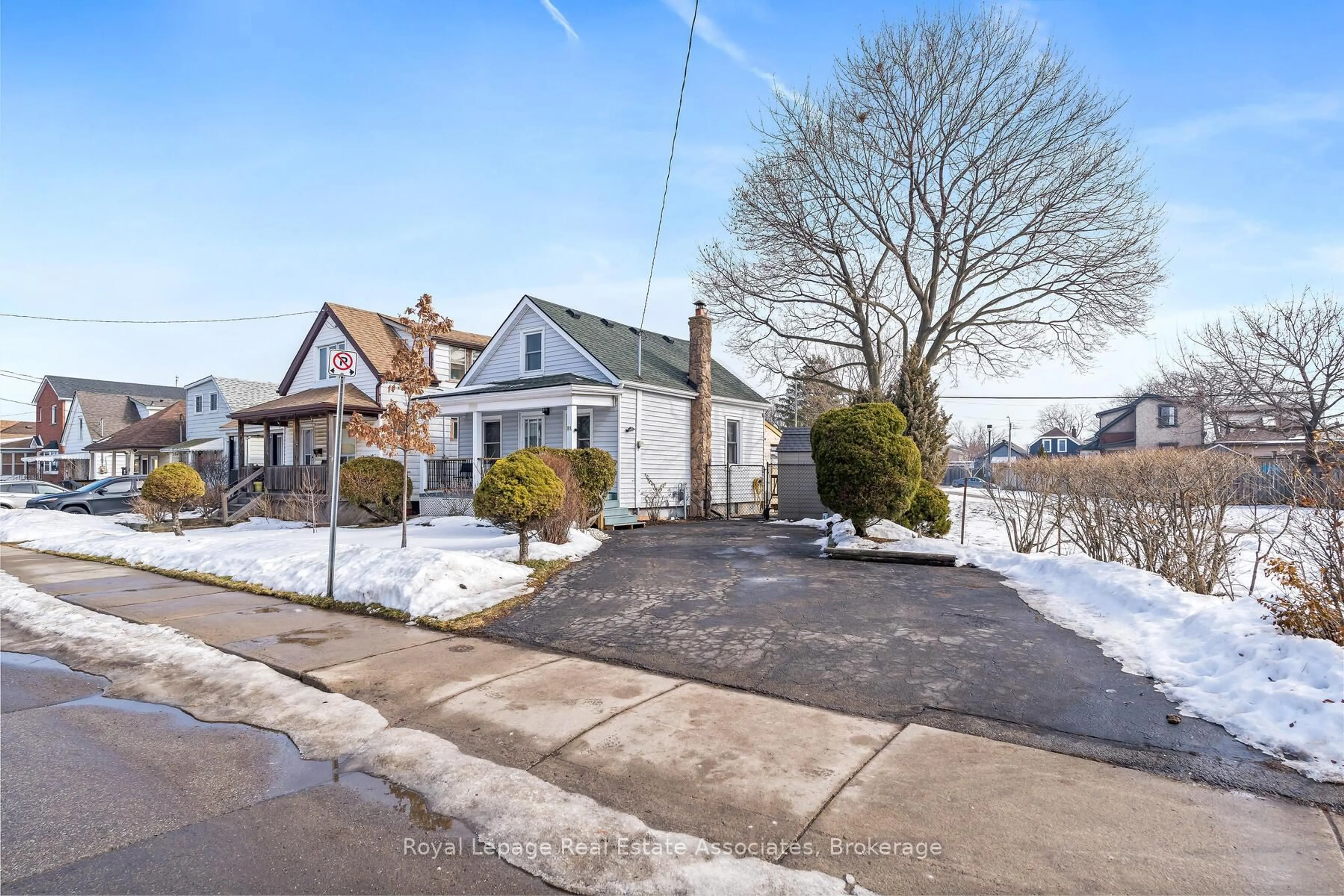 A pic from outside/outdoor area/front of a property/back of a property/a pic from drone, street for 88 Graham Ave, Hamilton Ontario L8H 4J9