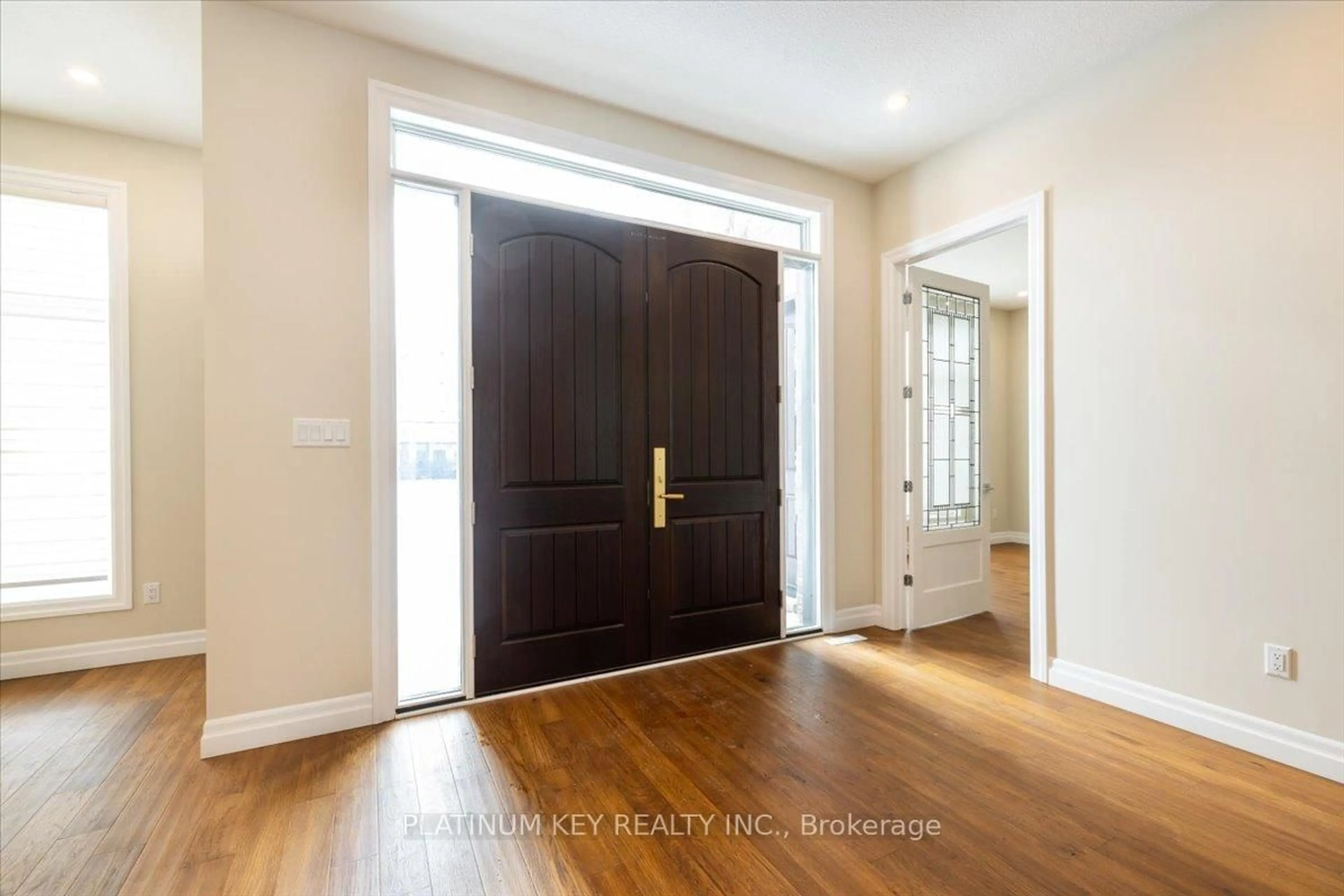Indoor entryway for 7 Edgeview Cres, Middlesex Centre Ontario N0L 1R0