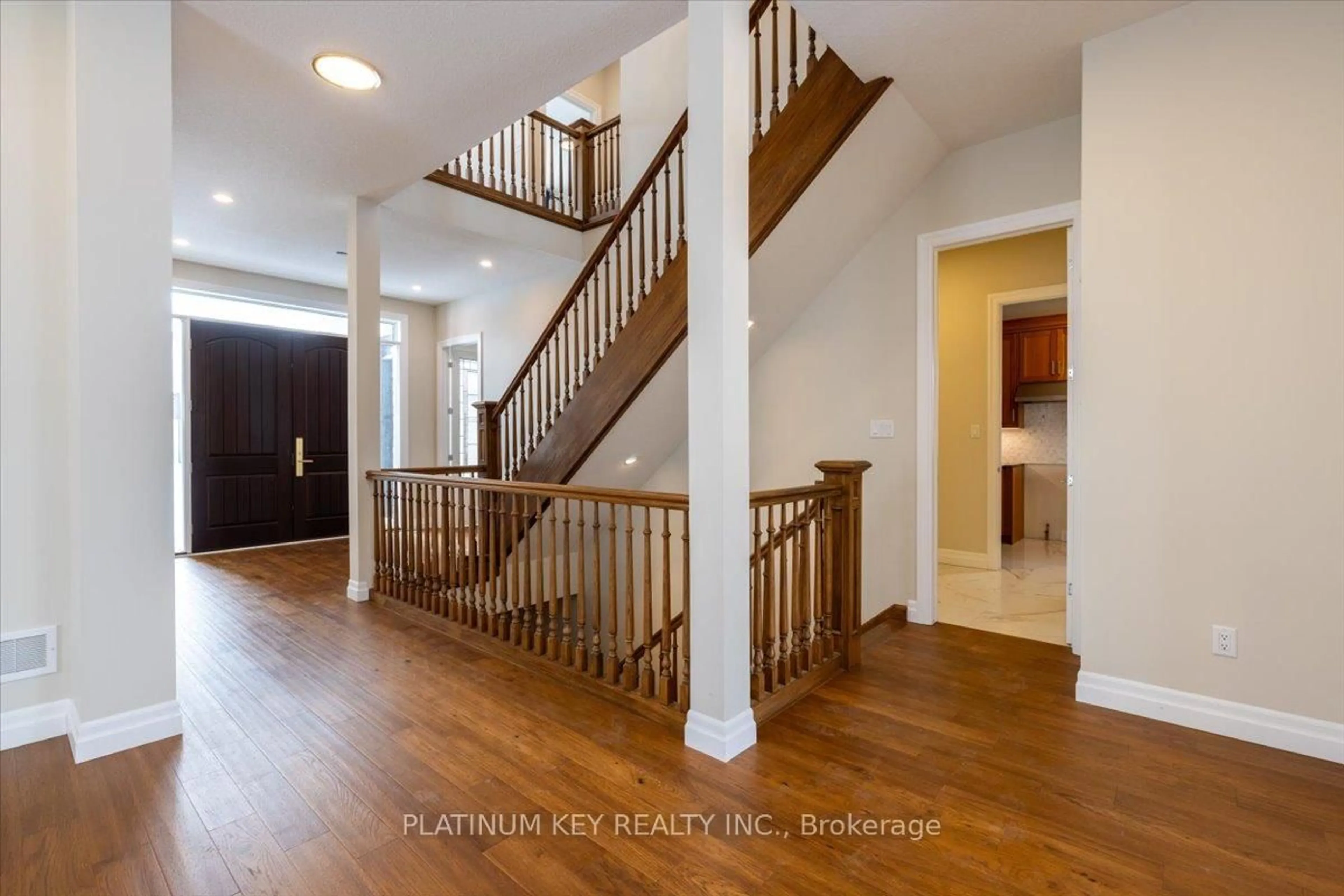 Indoor entryway for 7 Edgeview Cres, Middlesex Centre Ontario N0L 1R0