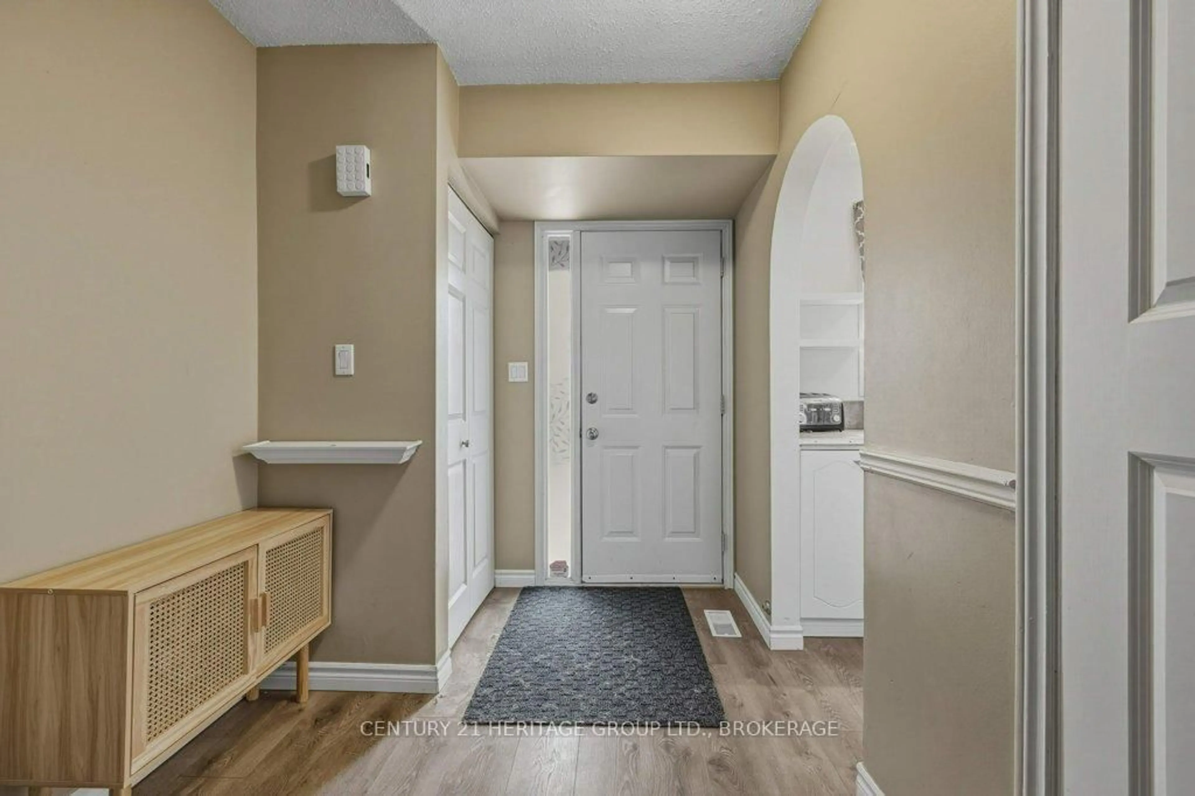 Indoor entryway for 28 St Paul's Pl, Kingston Ontario K7M 7S3