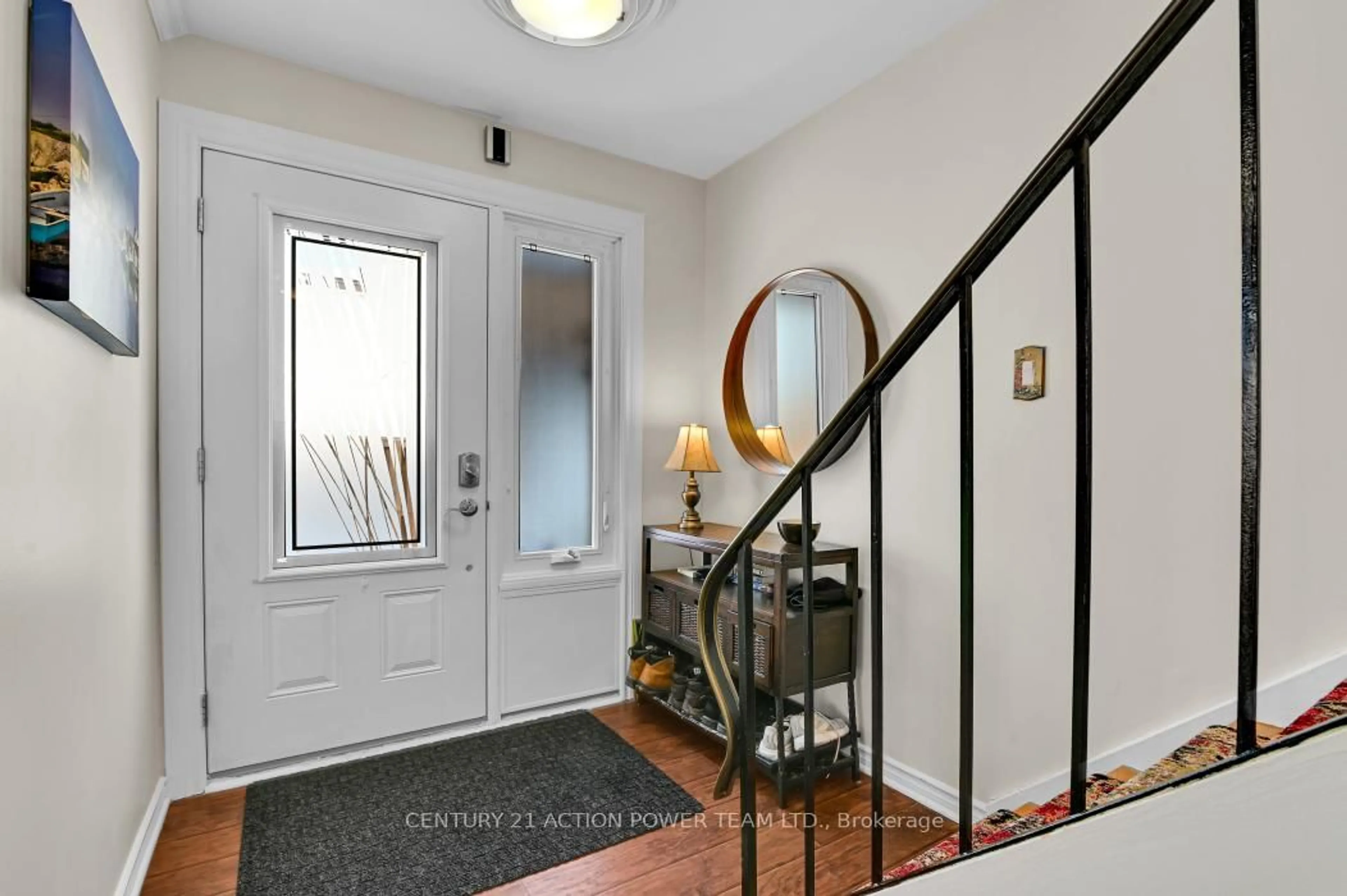 Indoor entryway for 837 Eastvale Dr #95, Ottawa Ontario K1J 7T5