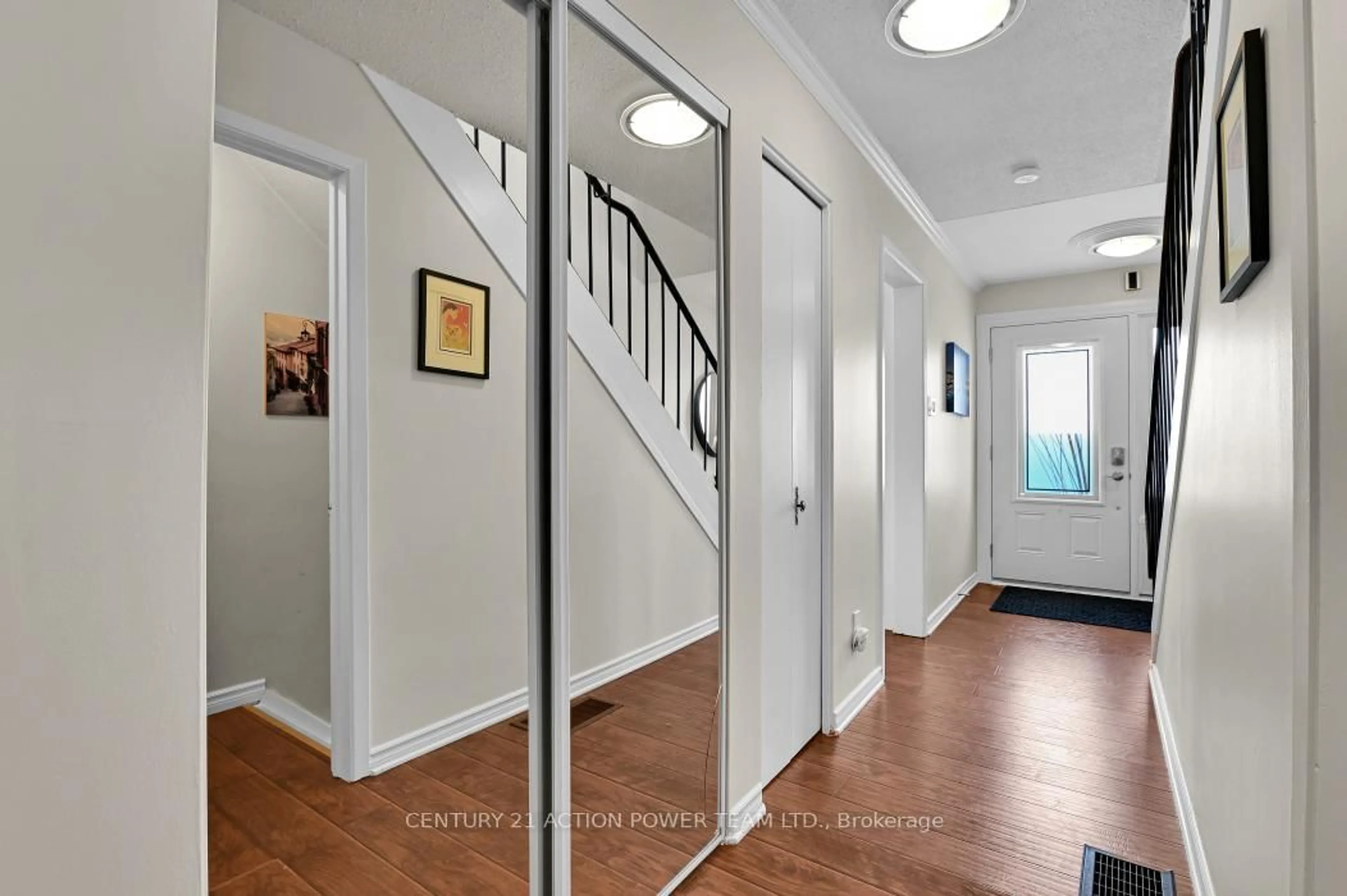 Indoor entryway for 837 Eastvale Dr #95, Ottawa Ontario K1J 7T5