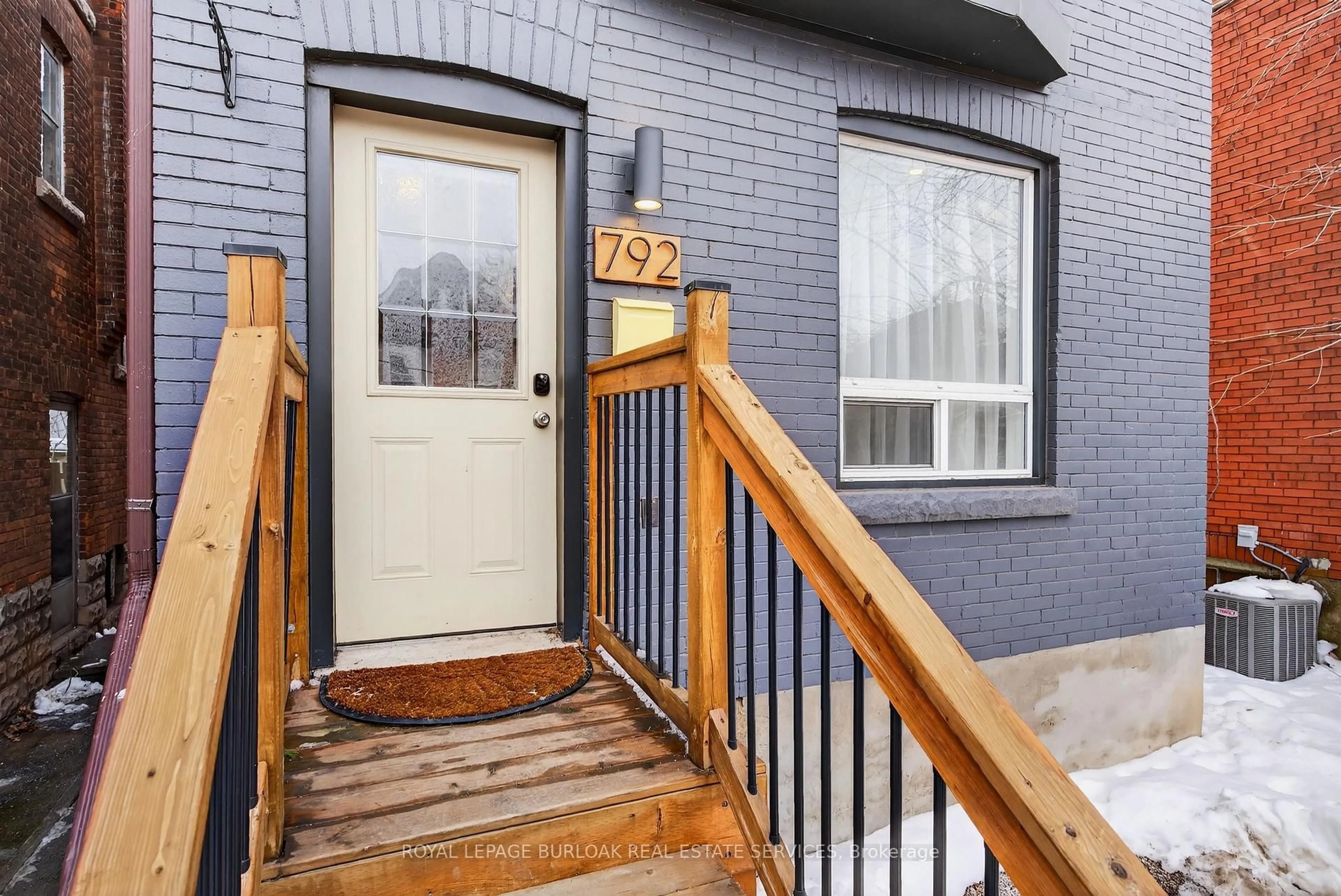 Indoor entryway for 792 Cannon St, Hamilton Ontario L8L 2H2