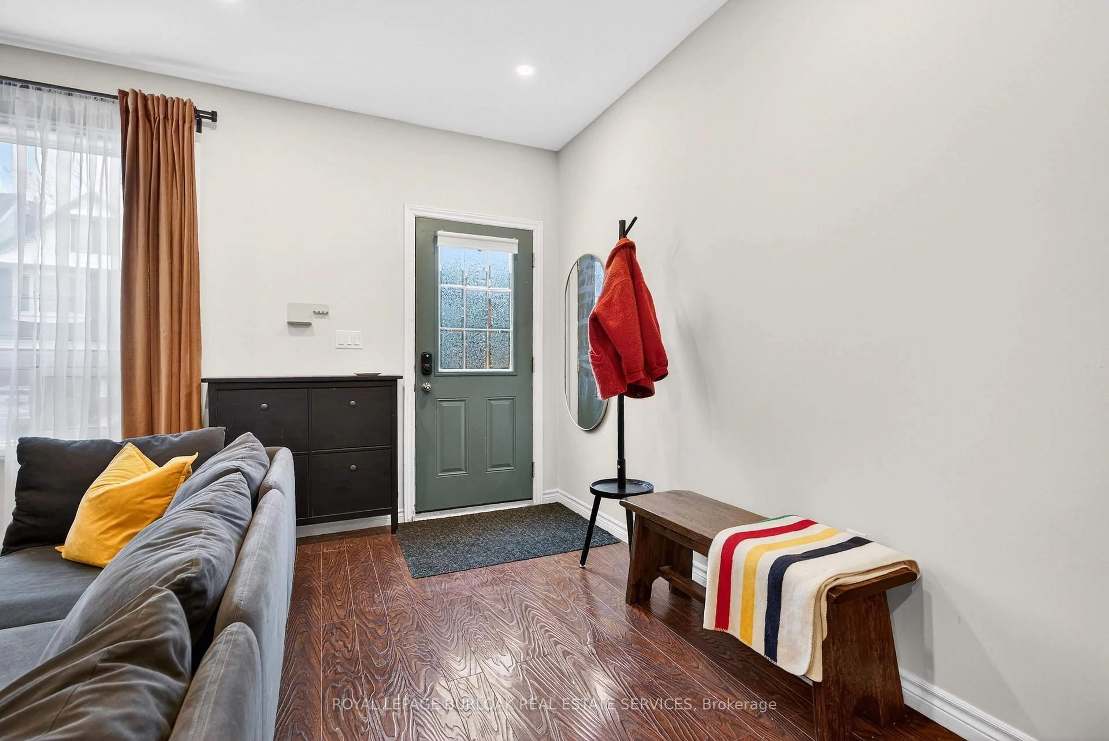 Indoor entryway for 792 Cannon St, Hamilton Ontario L8L 2H2