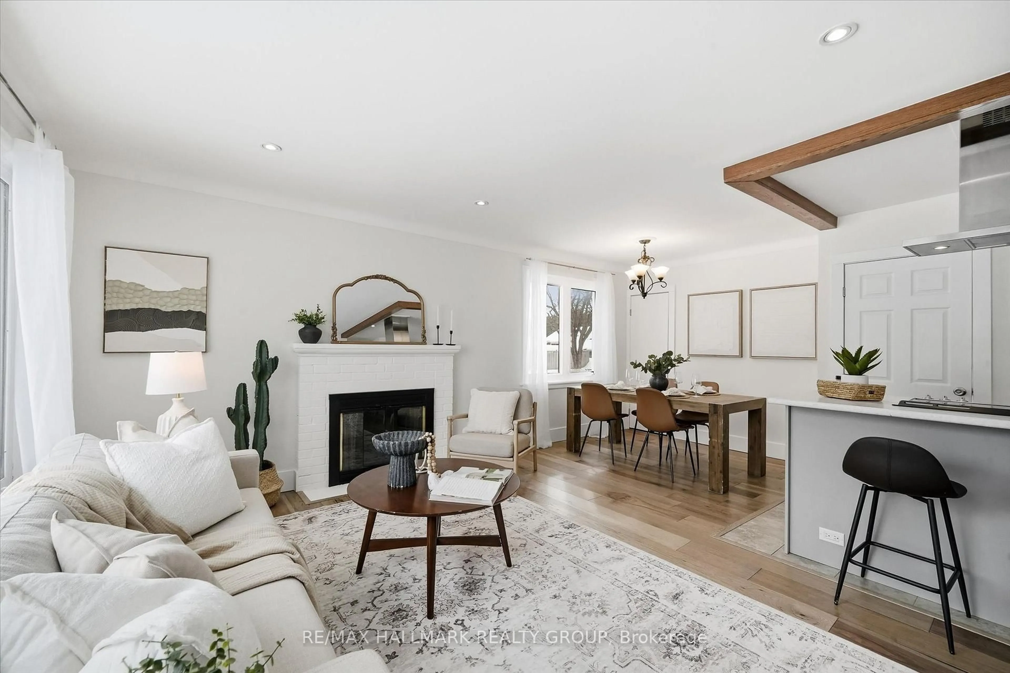 Living room with furniture, unknown for 26 Florette St, Gloucester Ontario K1J 7L4