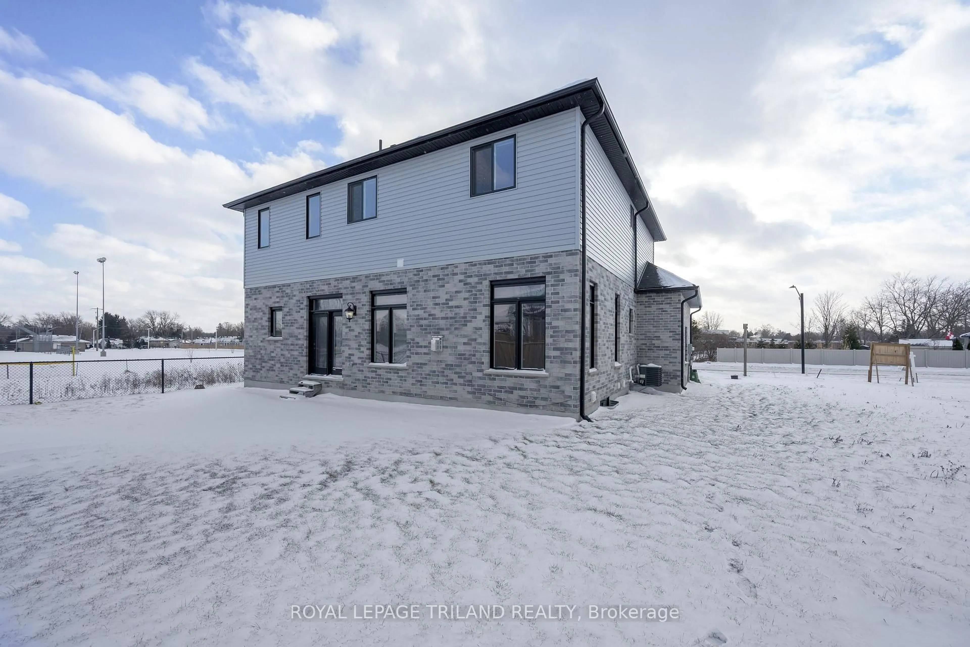 A pic from outside/outdoor area/front of a property/back of a property/a pic from drone, building for 4142 Campbell St, London South Ontario N6P 0H5