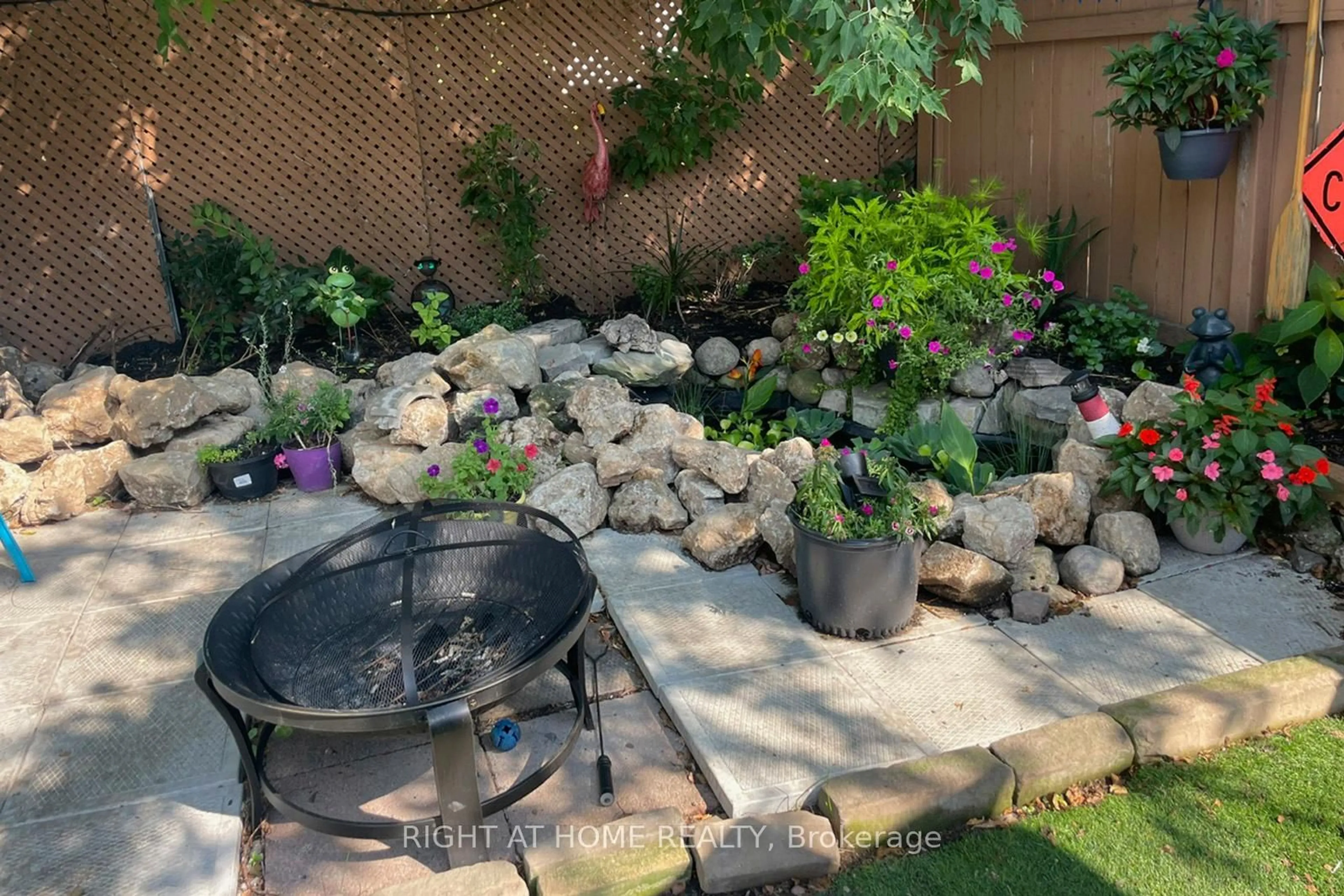 Patio, unknown for 64 Wexford Ave, Hamilton Ontario L8H 4M4