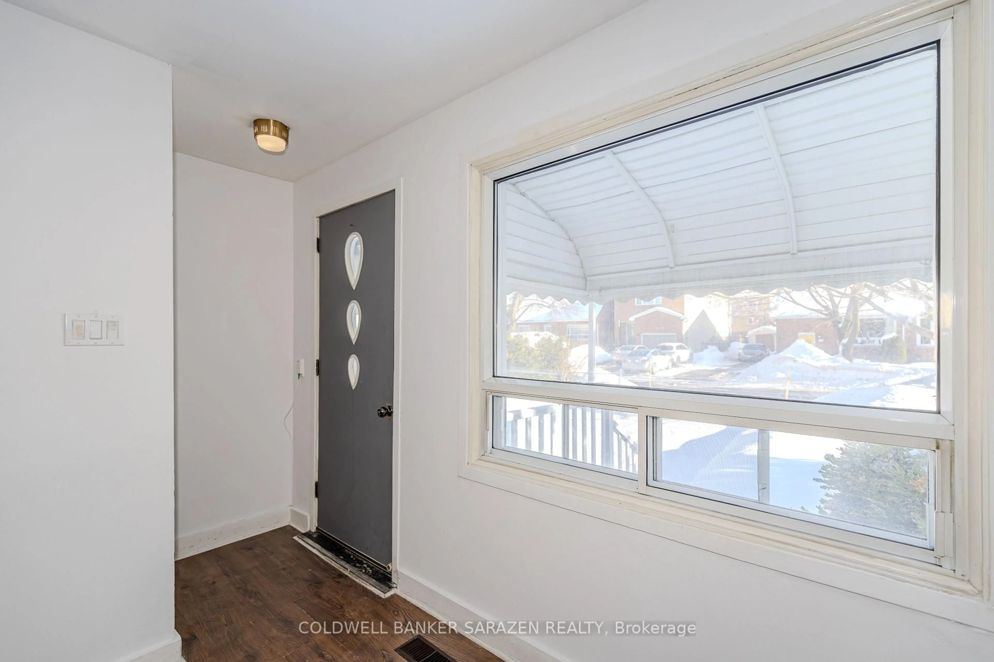 Indoor entryway for 1413 Chatelain Ave, Ottawa Ontario K1Z 8A9