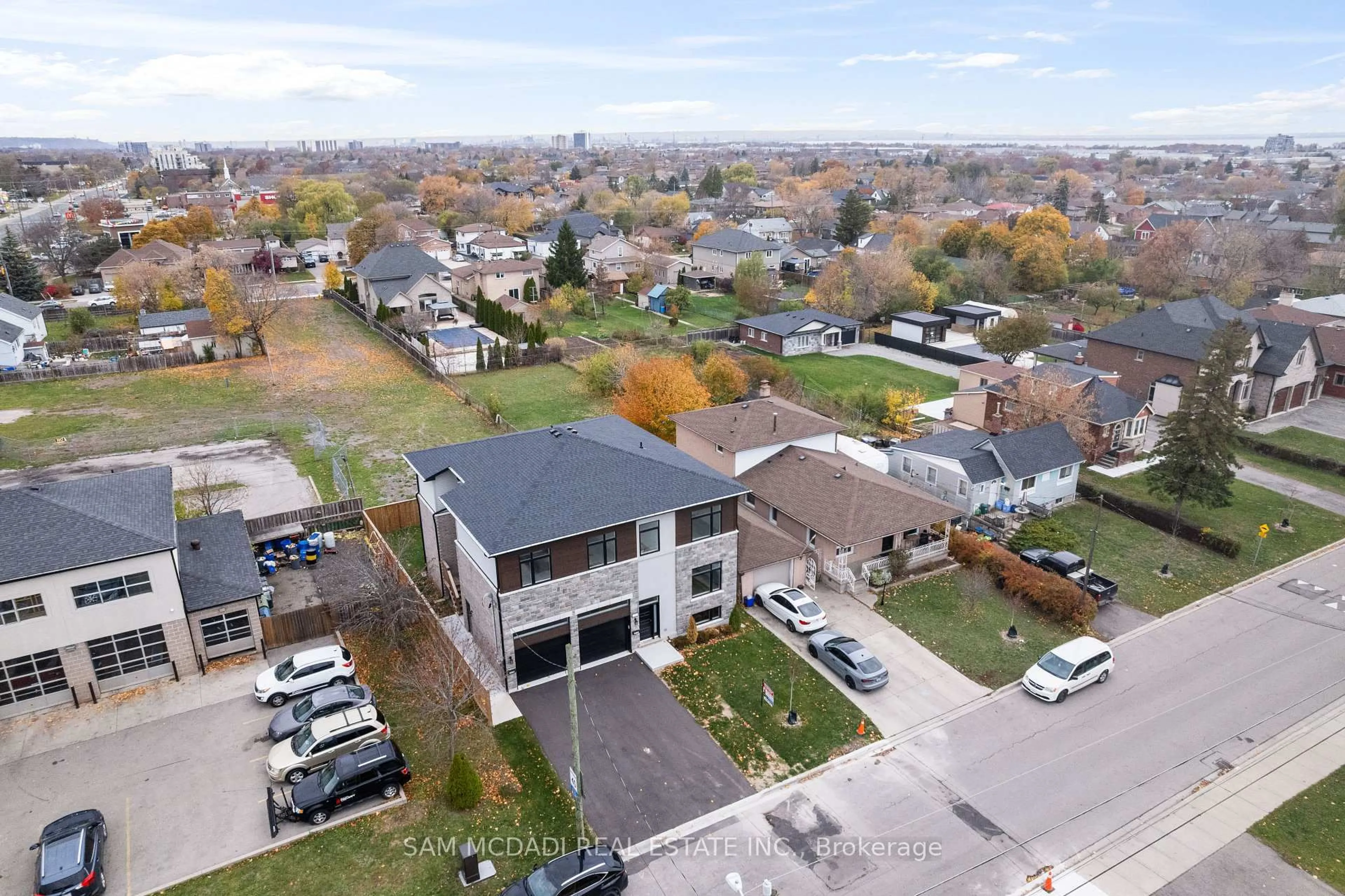 A pic from outside/outdoor area/front of a property/back of a property/a pic from drone, street for 175 MARGARET Ave, Hamilton Ontario L8E 2H6