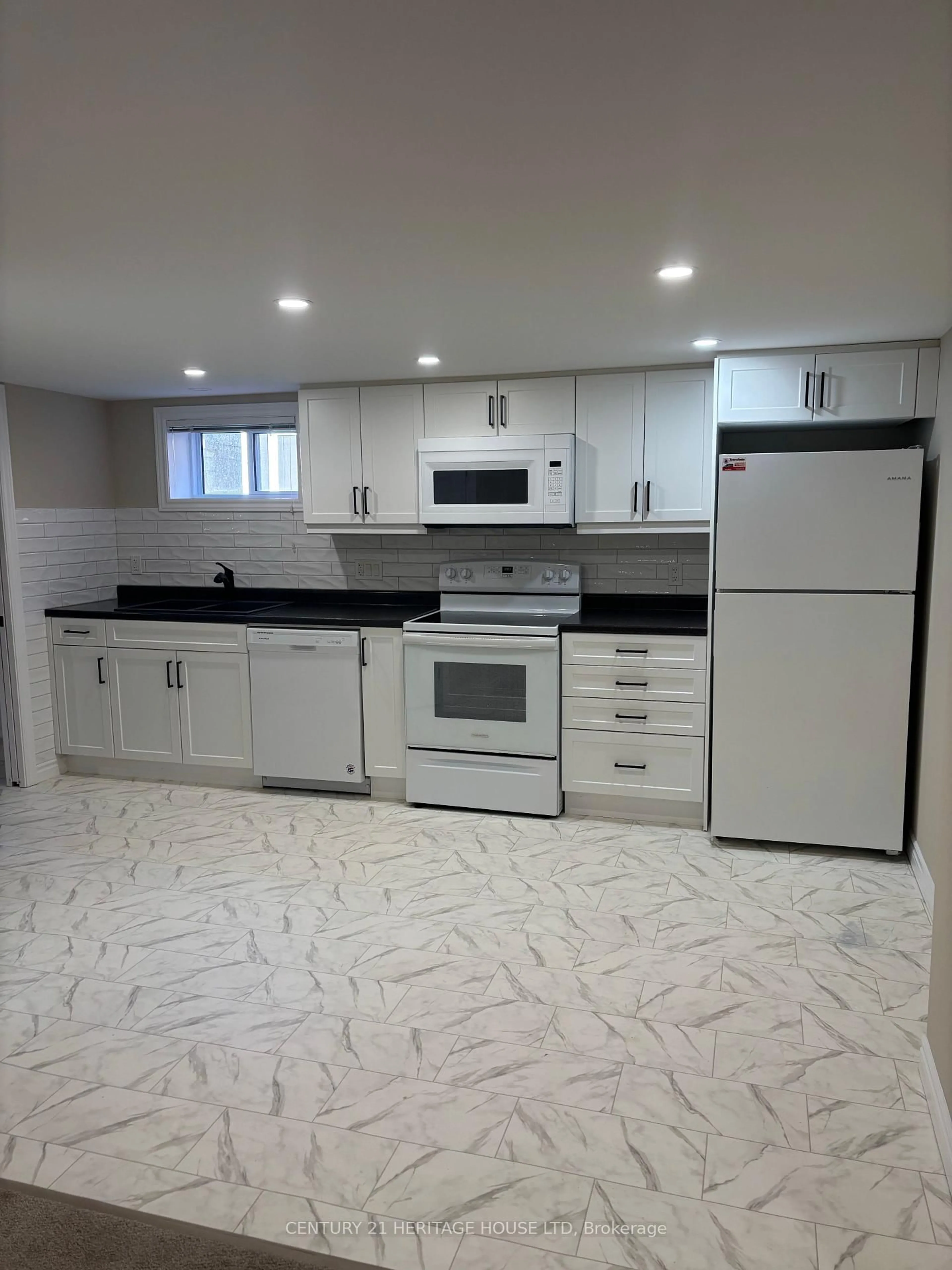 Standard kitchen, ceramic/tile floor for 11 BARNES St, St. Thomas Ontario N5R 2V3