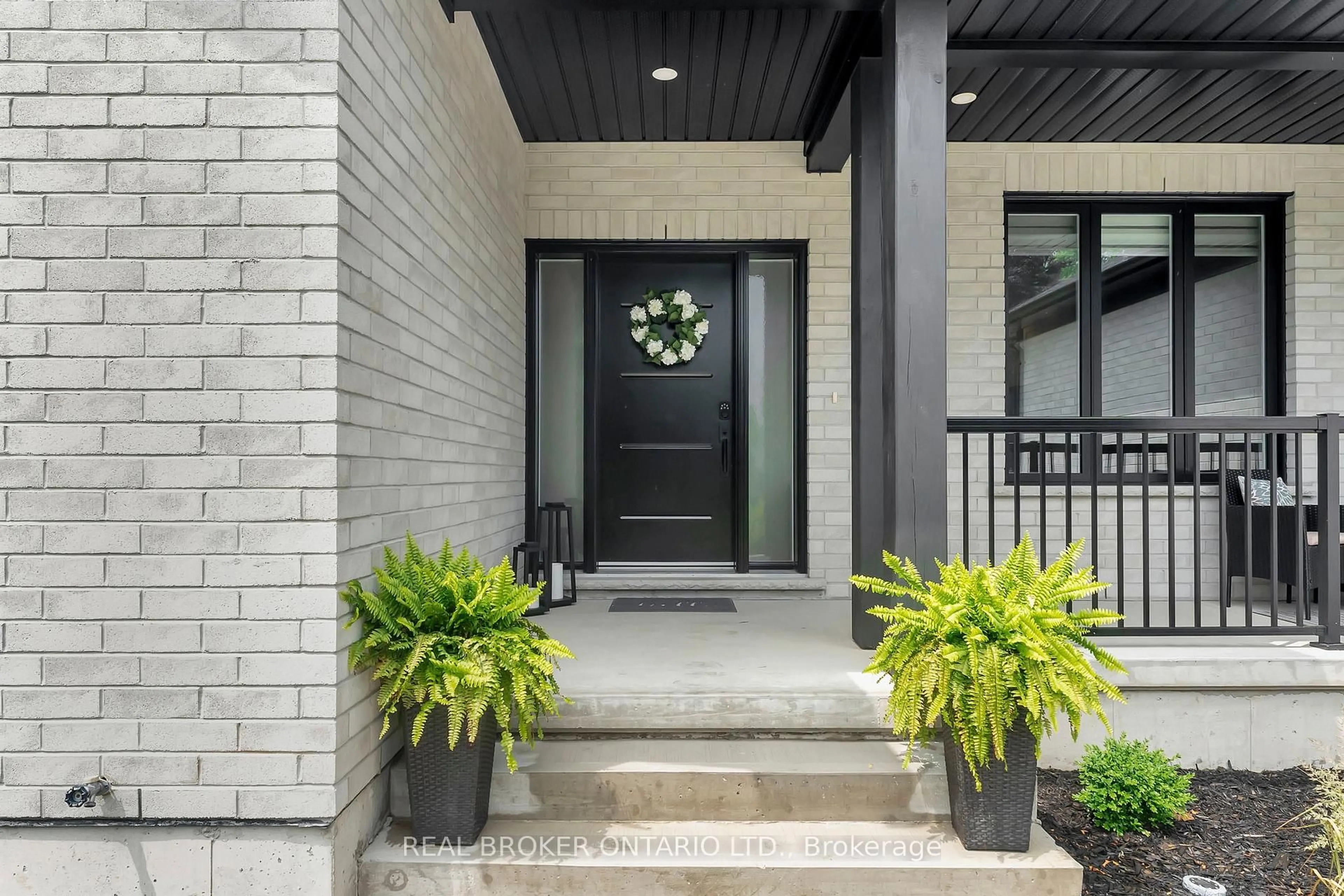 Indoor entryway for 30 Tanager Dr, Tillsonburg Ontario N4G 1A9