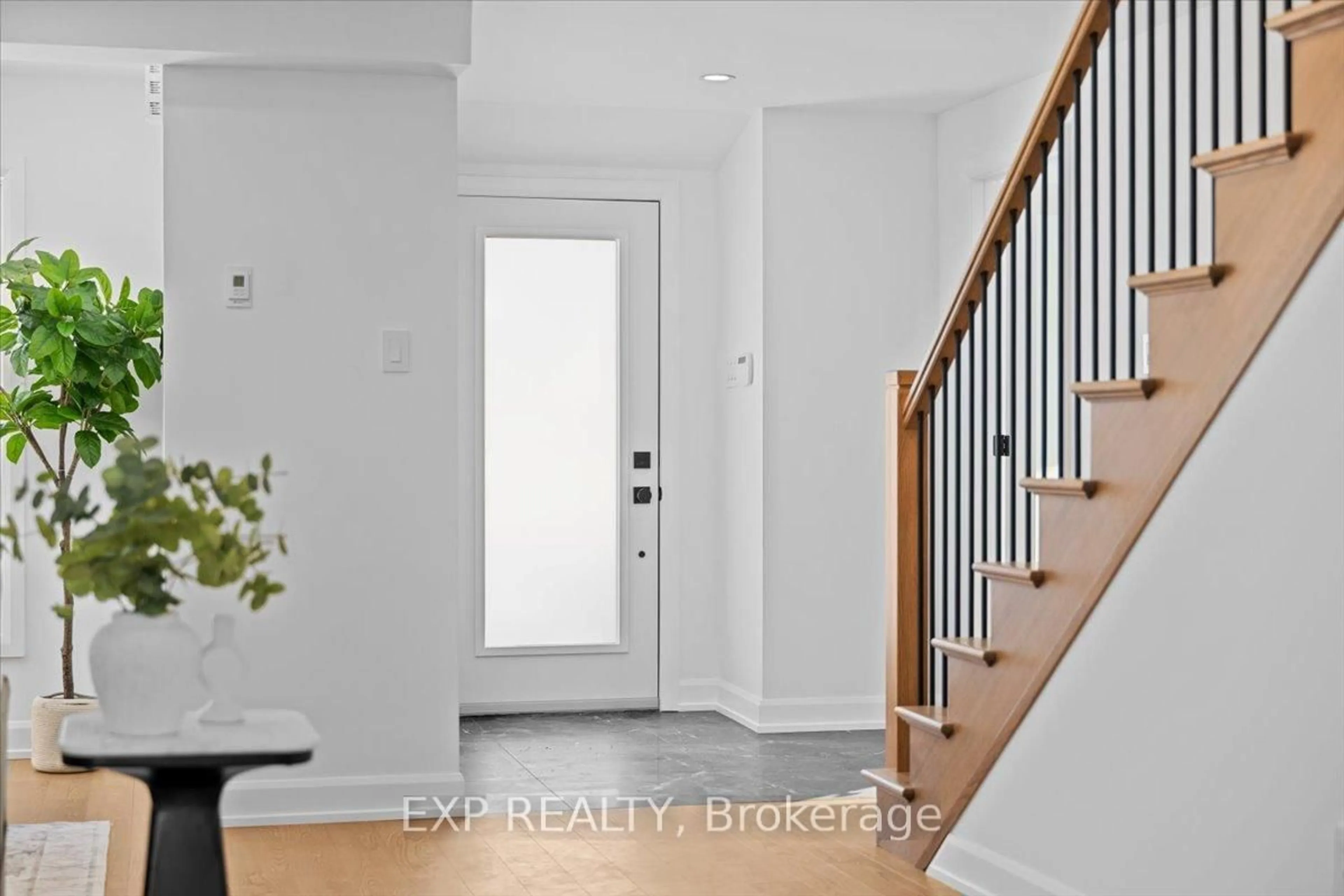 Indoor entryway for 41 Qualicum St, Ottawa Ontario K2H 7H3