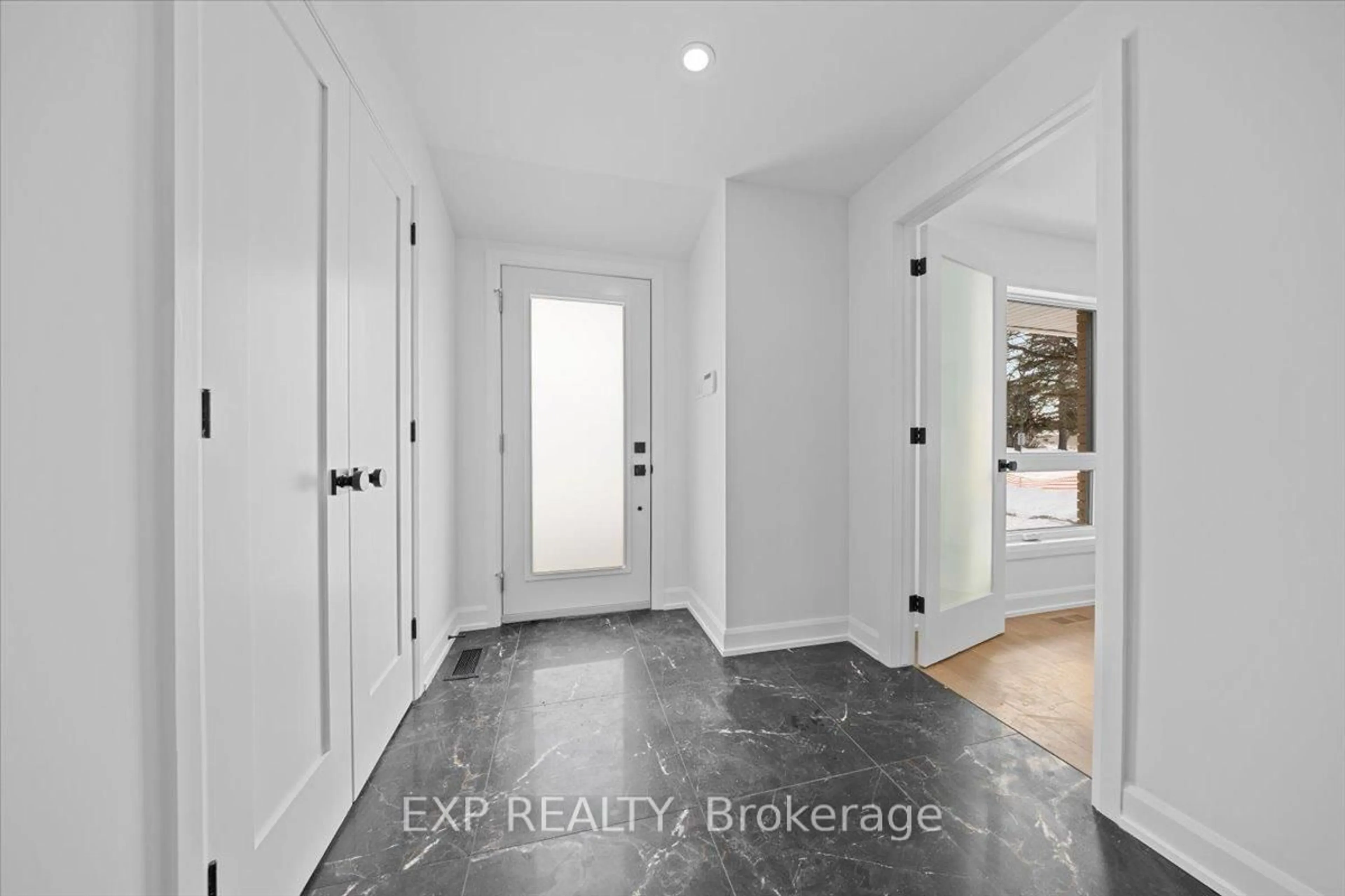 Indoor entryway for 41 Qualicum St, Ottawa Ontario K2H 7H3