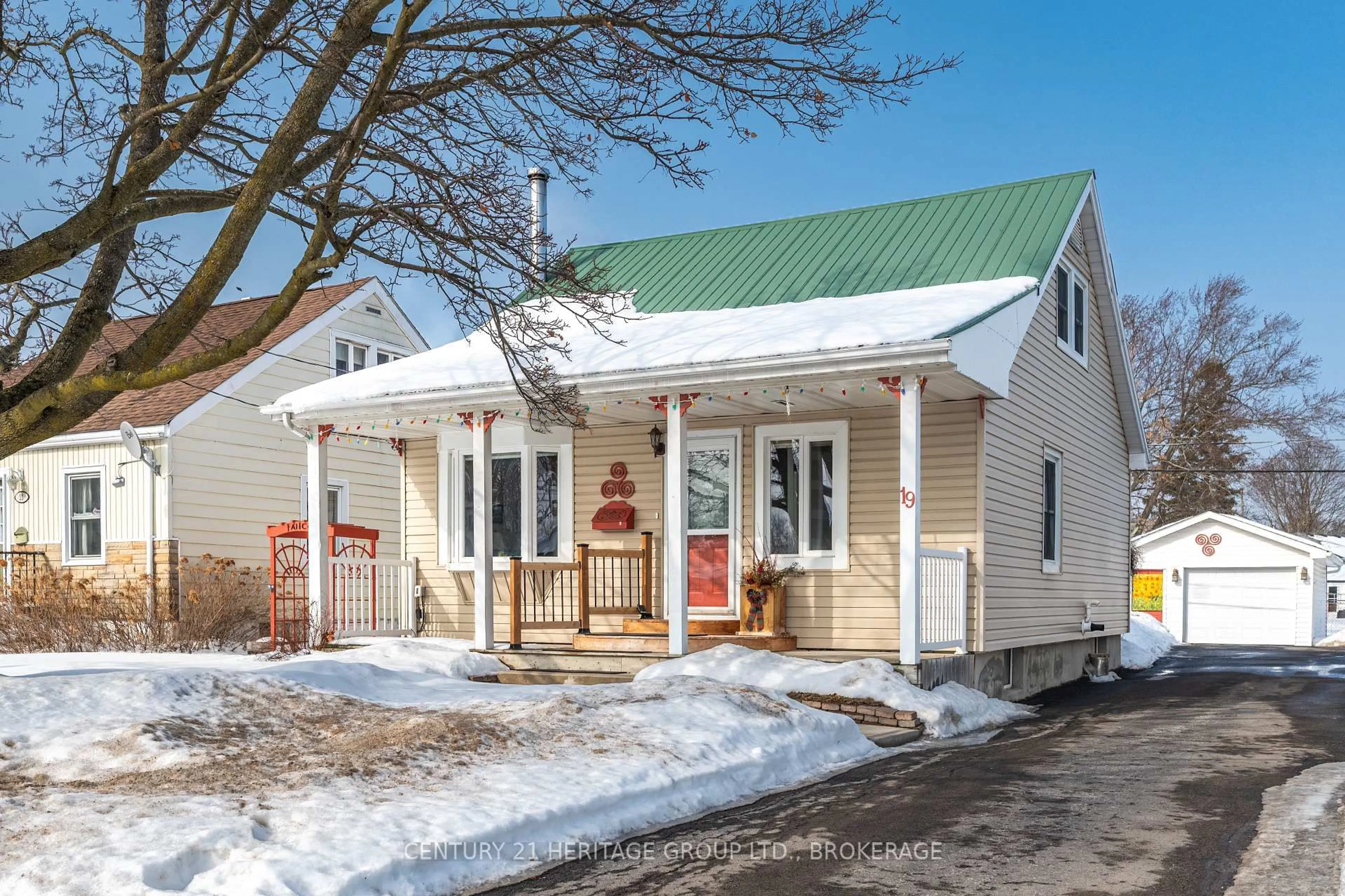 Home with vinyl exterior material, street for 19 Fifth Ave, Kingston Ontario K7K 2K8