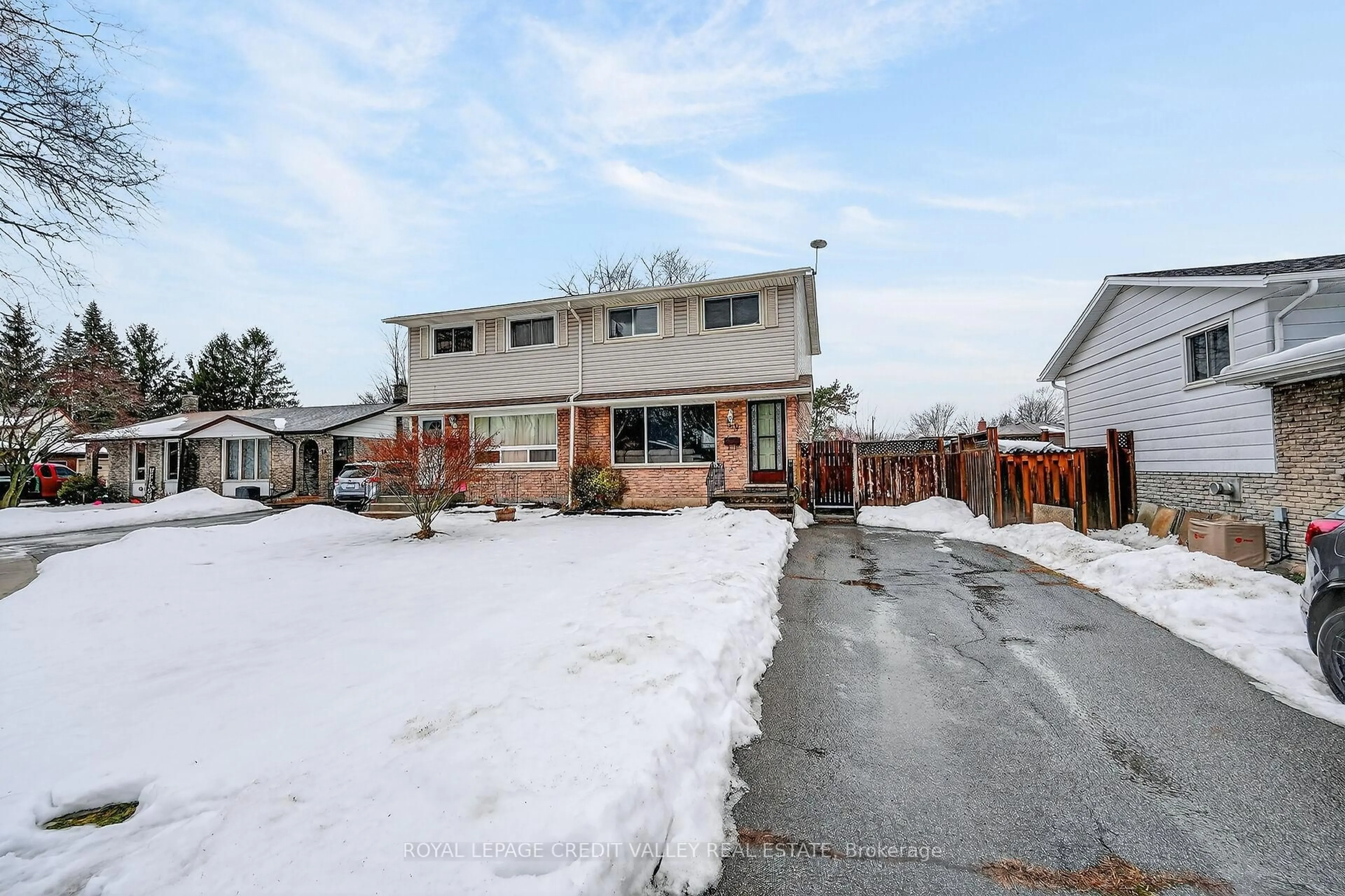 A pic from outside/outdoor area/front of a property/back of a property/a pic from drone, street for 20 Nottingham Crt, Welland Ontario L3C 5X5