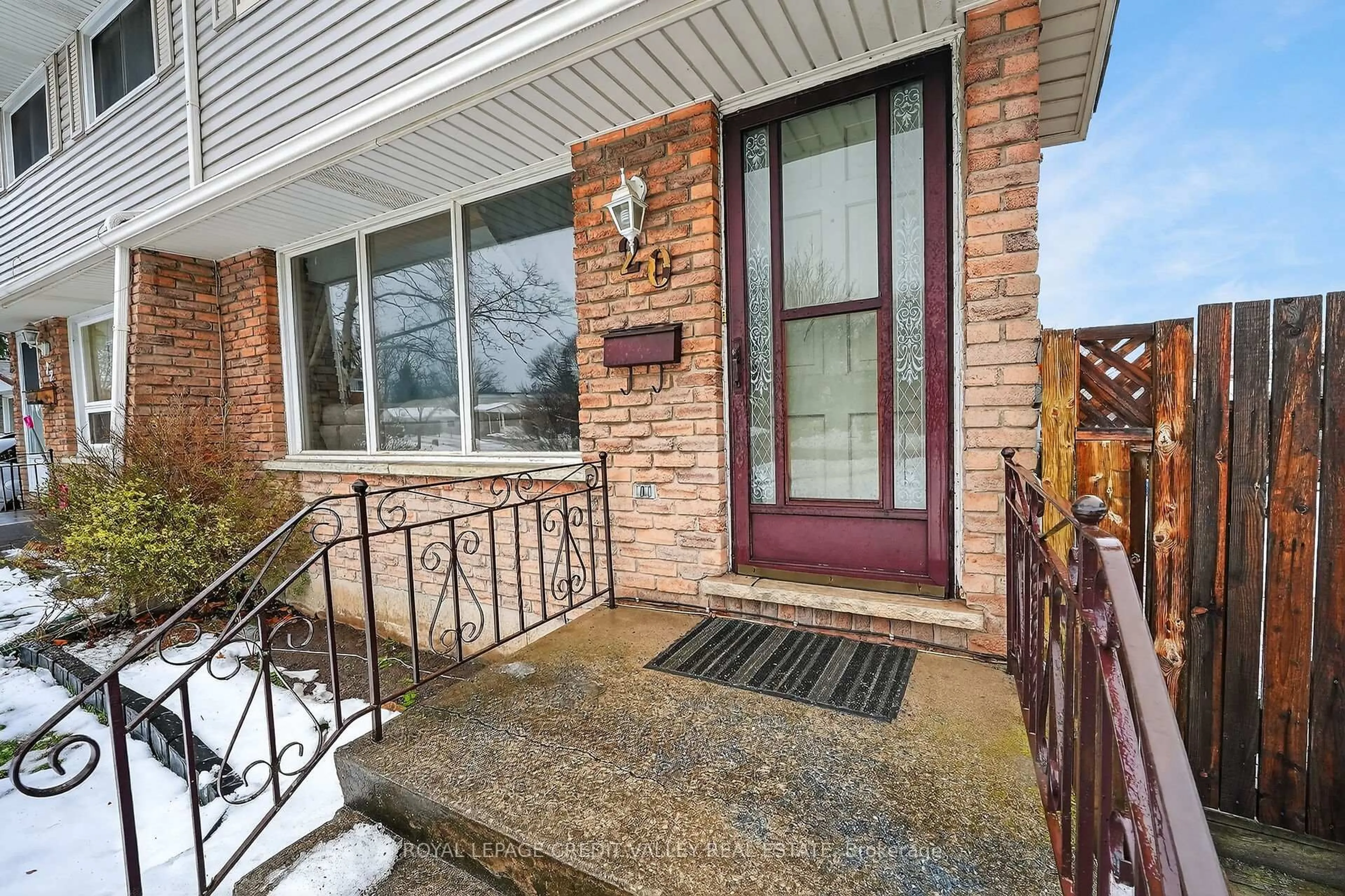 Indoor entryway for 20 Nottingham Crt, Welland Ontario L3C 5X5